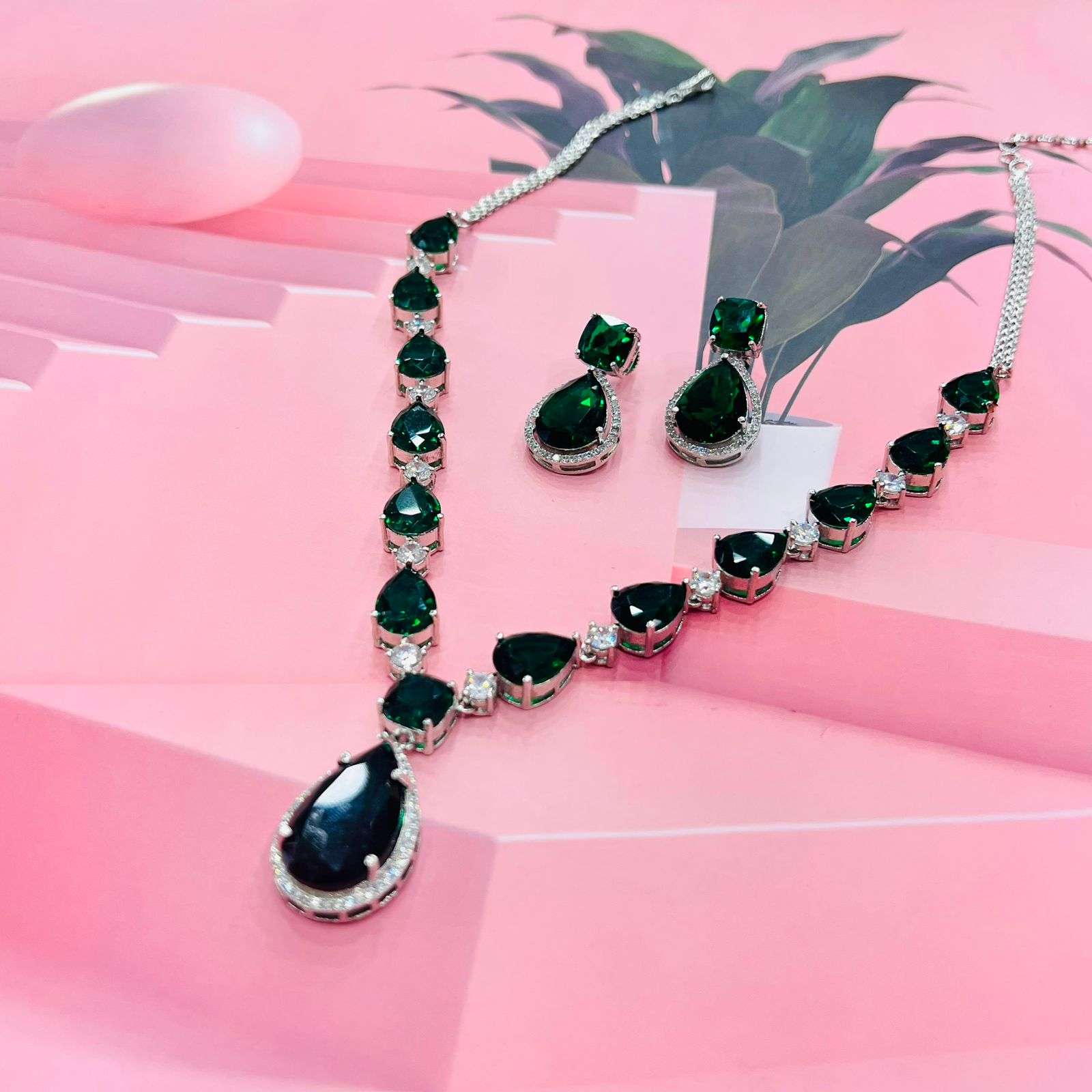 VS kiara emerald ad Neckpiece Velvet box by Shweta