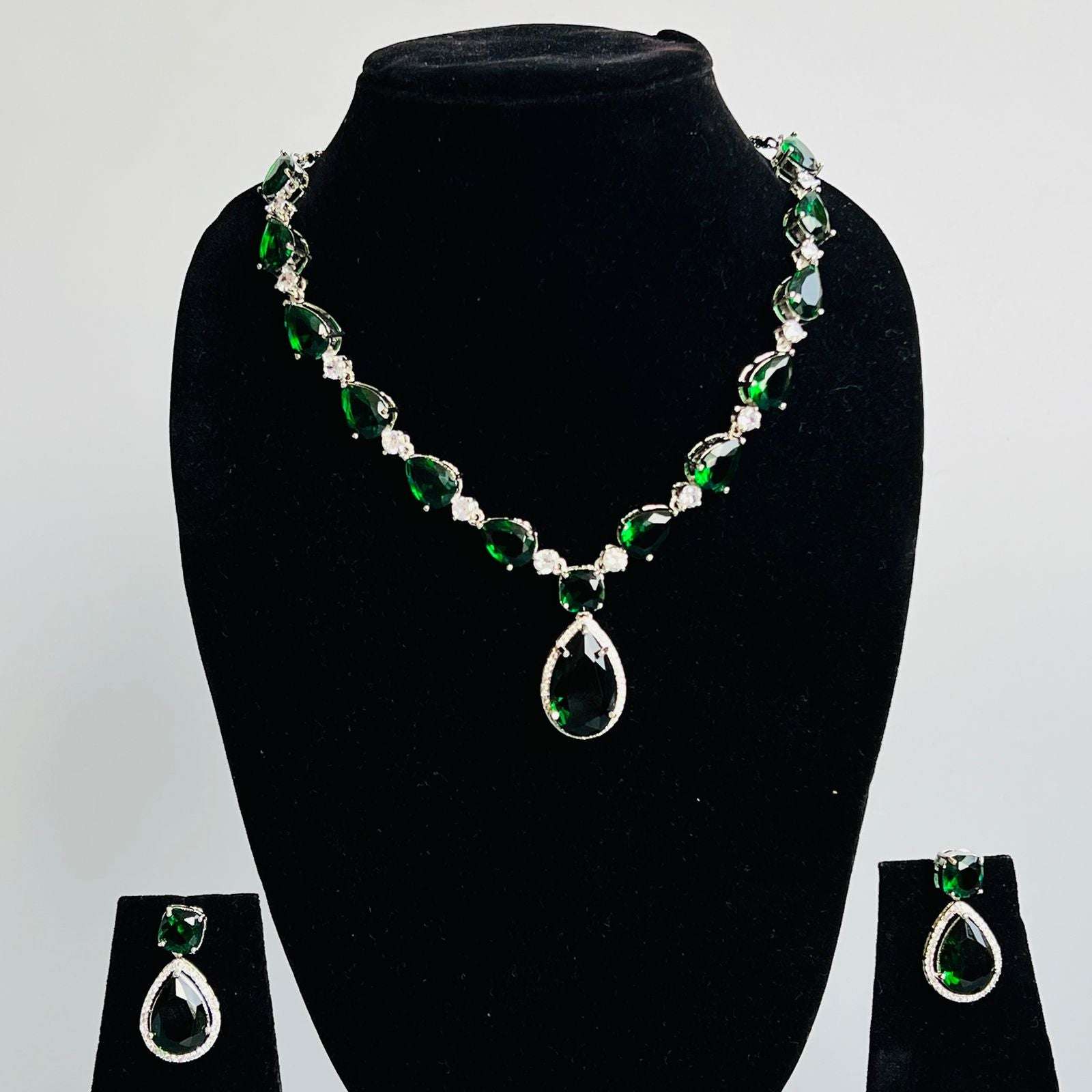 VS kiara emerald ad Neckpiece