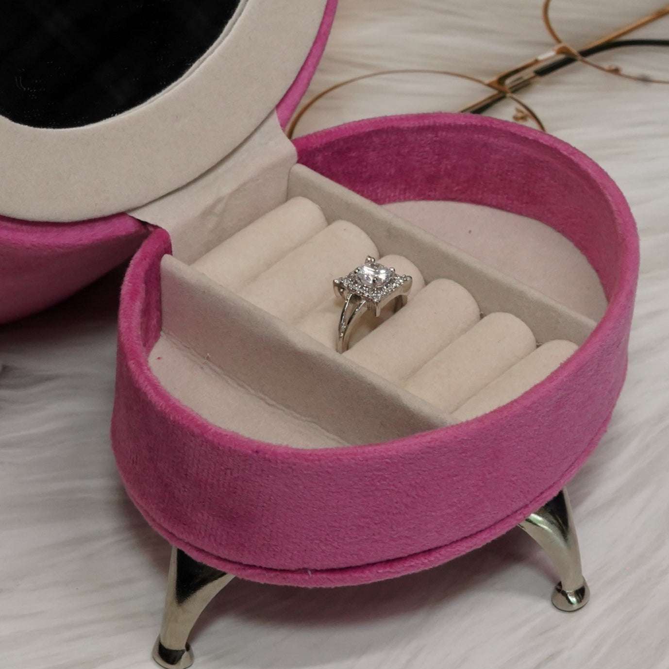 Vs sterling silver cocktail ring 1001 Velvet box by Shweta