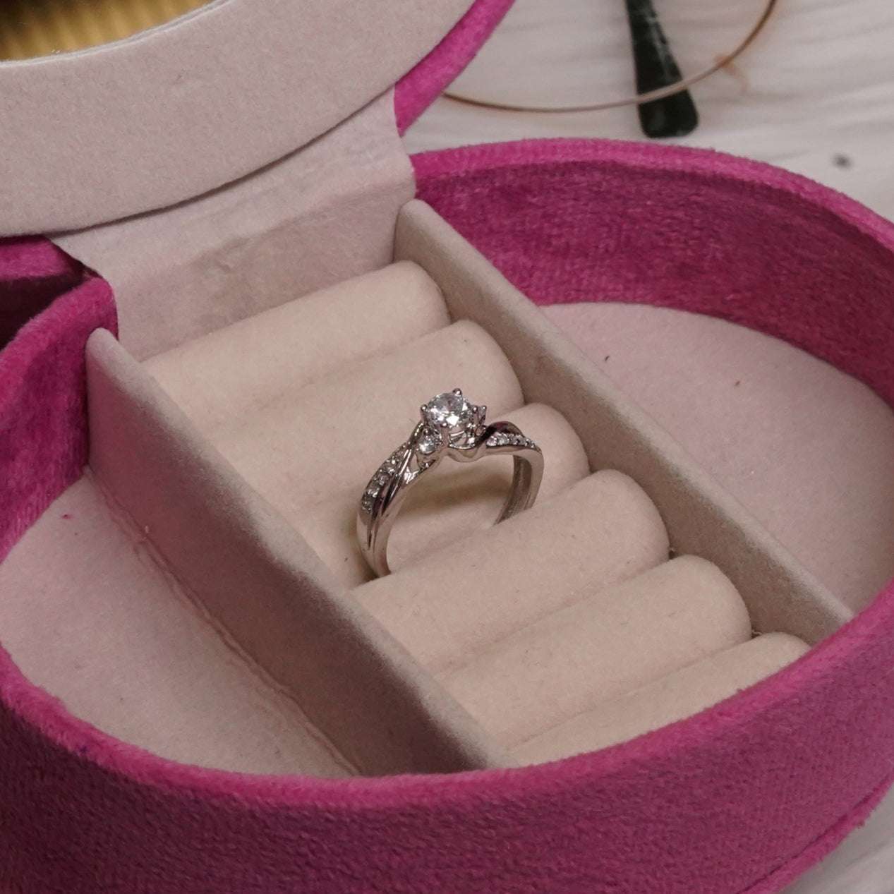 Vs sterling silver cocktail ring 1014 Velvet box by Shweta
