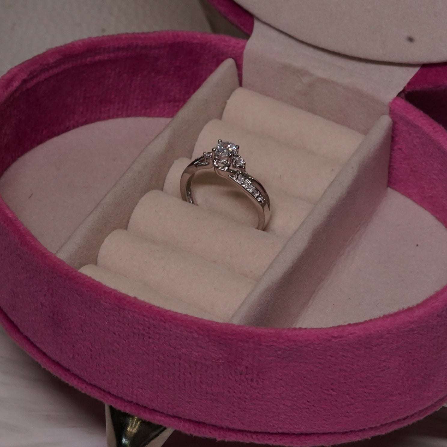 Vs sterling silver cocktail ring 1014 Velvet box by Shweta