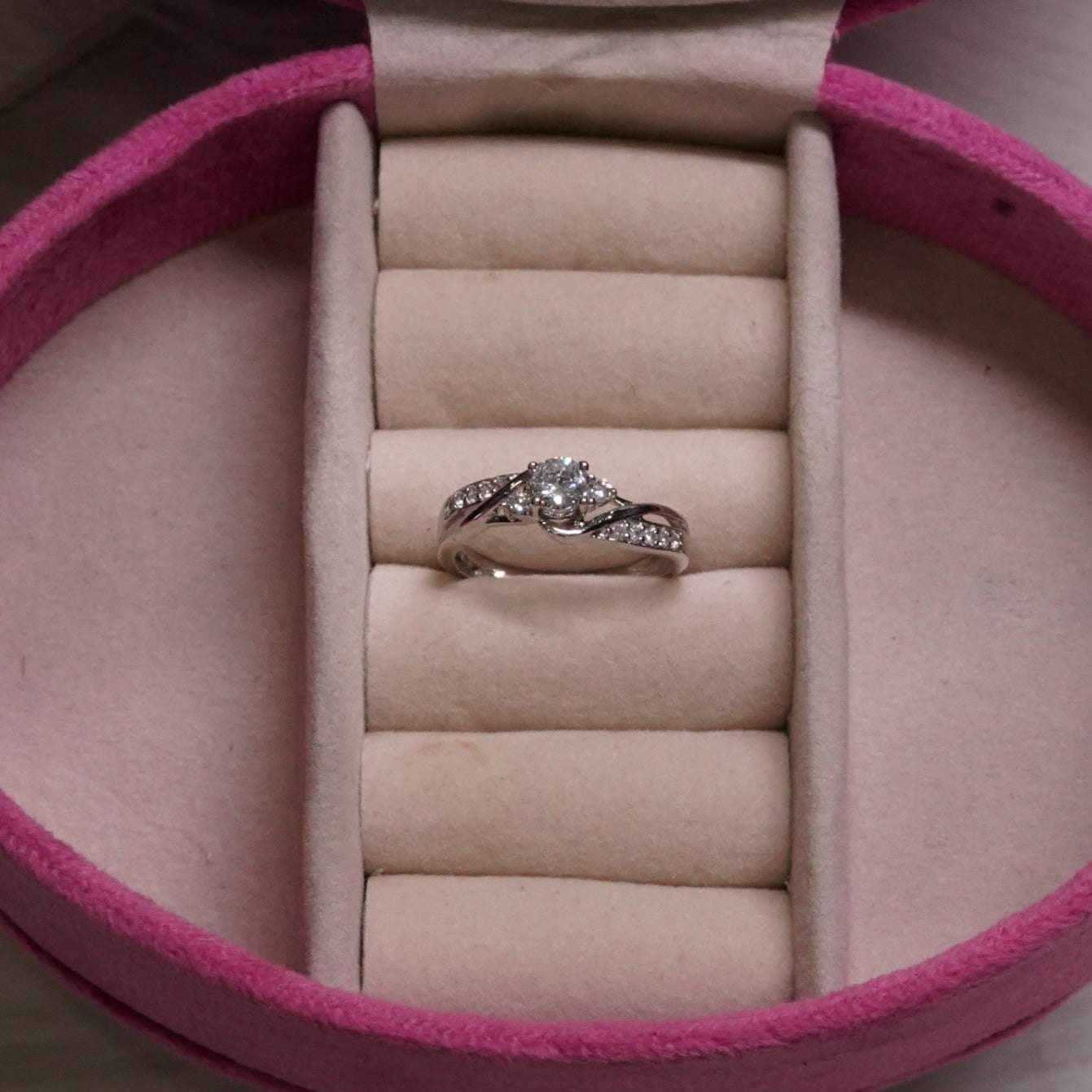 Vs sterling silver cocktail ring 1014 Velvet box by Shweta