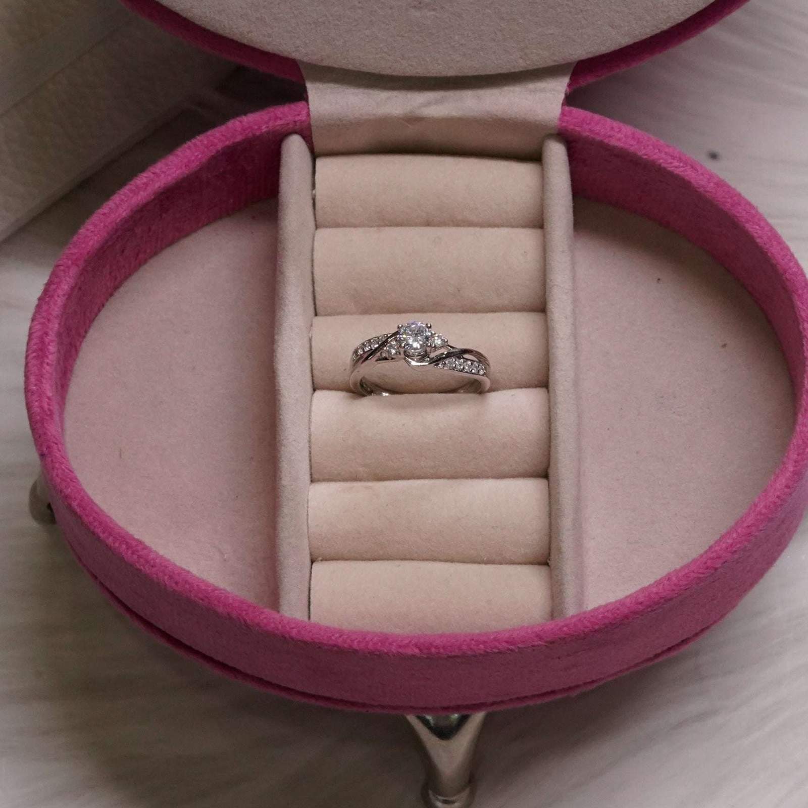 Vs sterling silver cocktail ring 1014 Velvet box by Shweta