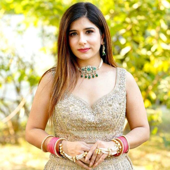 Nayaab saba choker