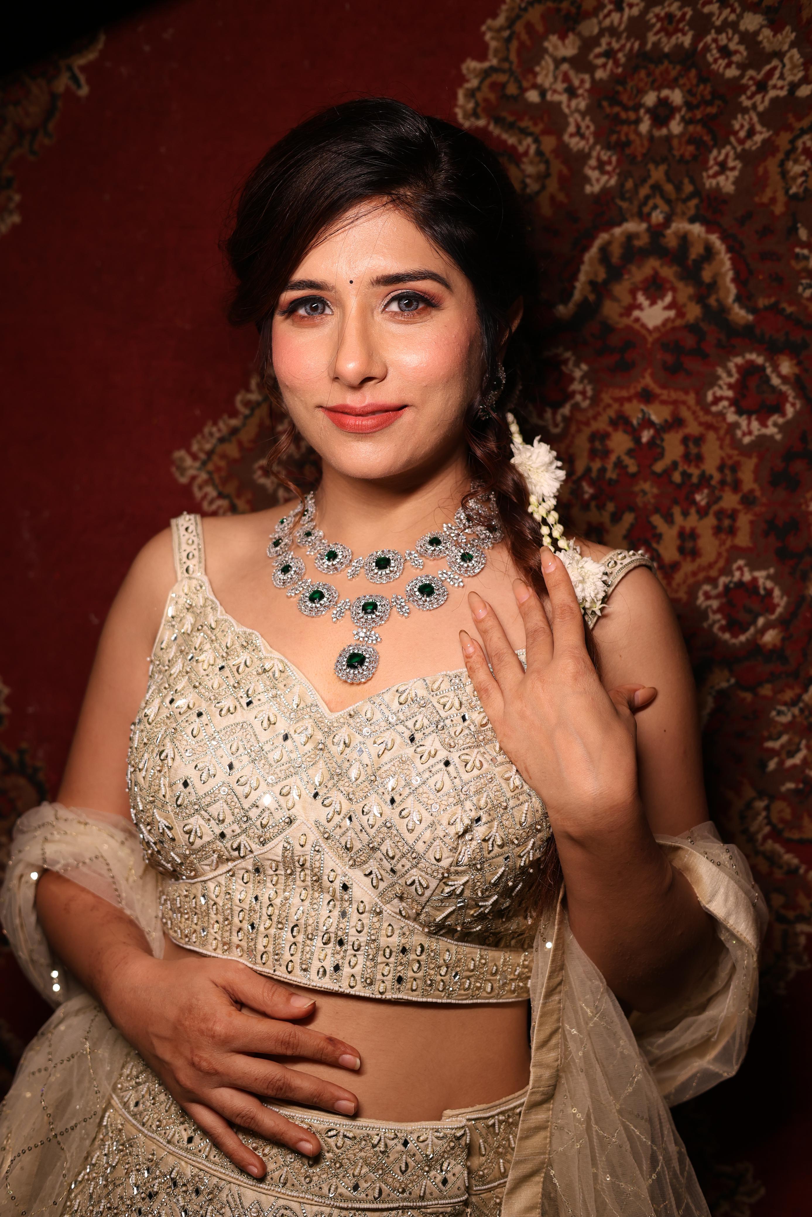 Zoya ad Neckpiece