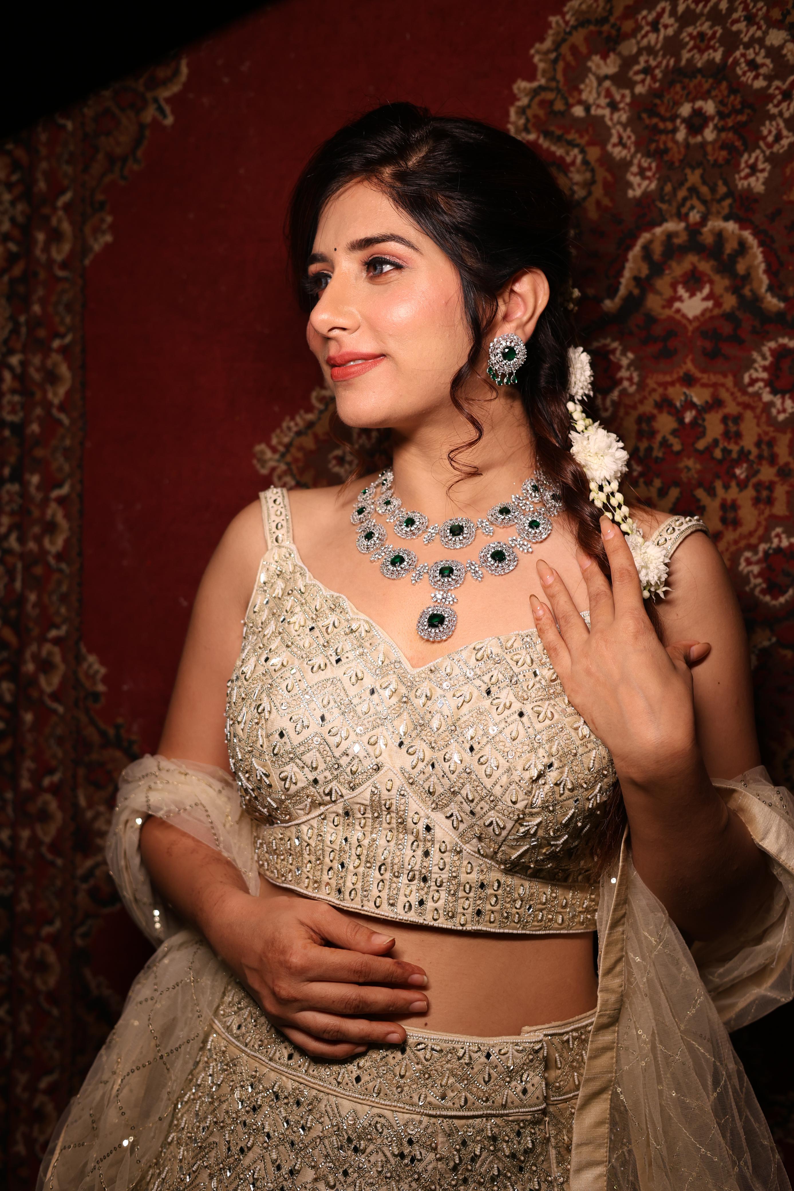 Zoya ad Neckpiece