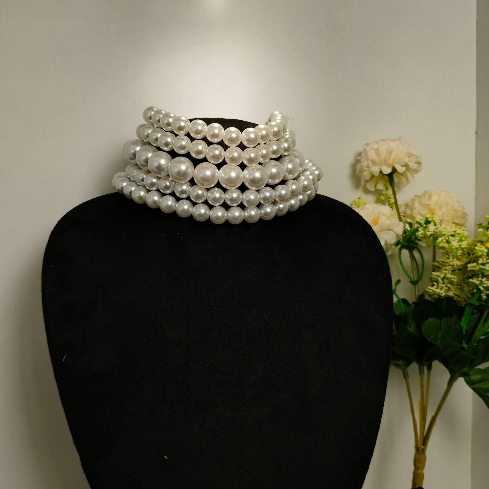 Layla jesse pearl choker
