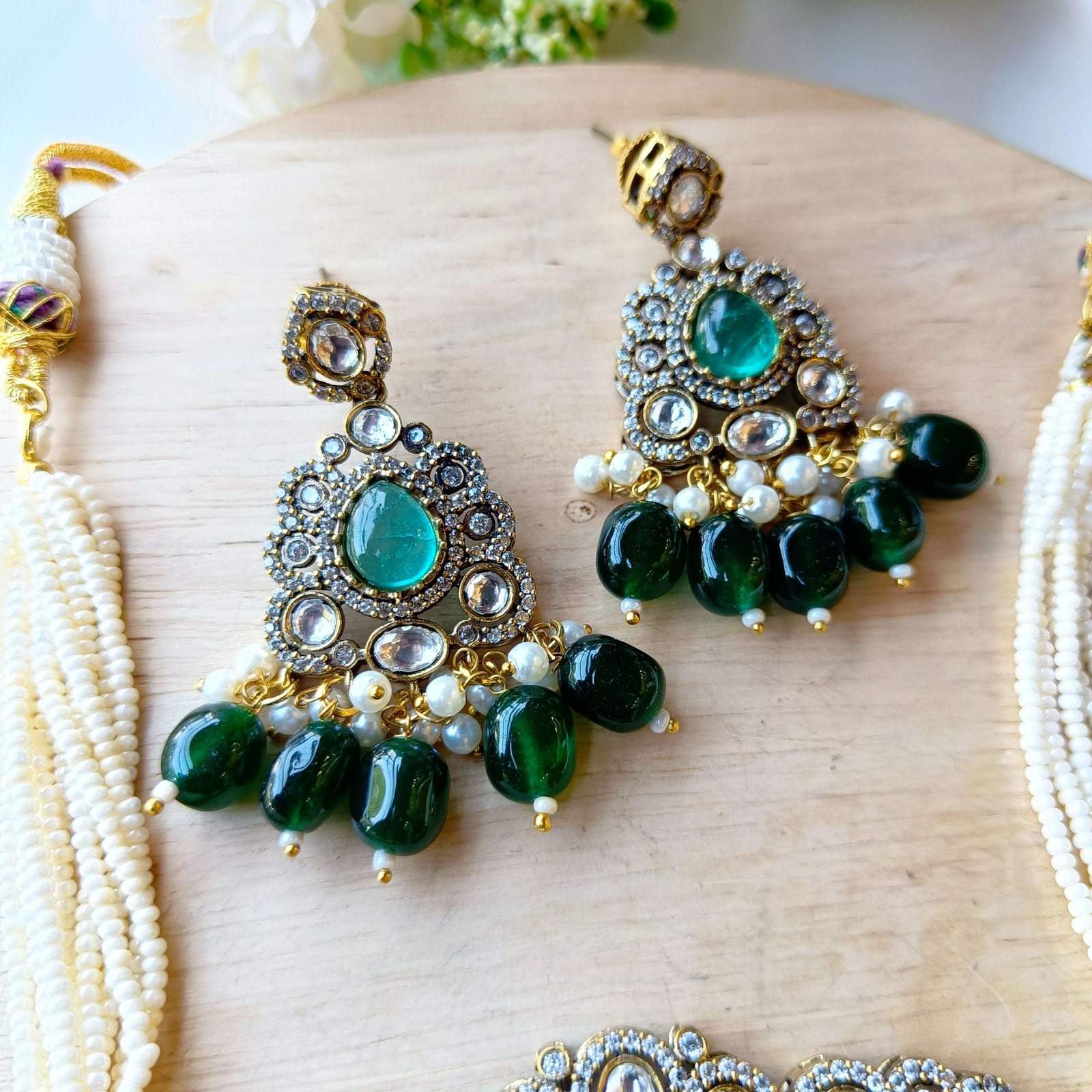 Nayaab saba choker