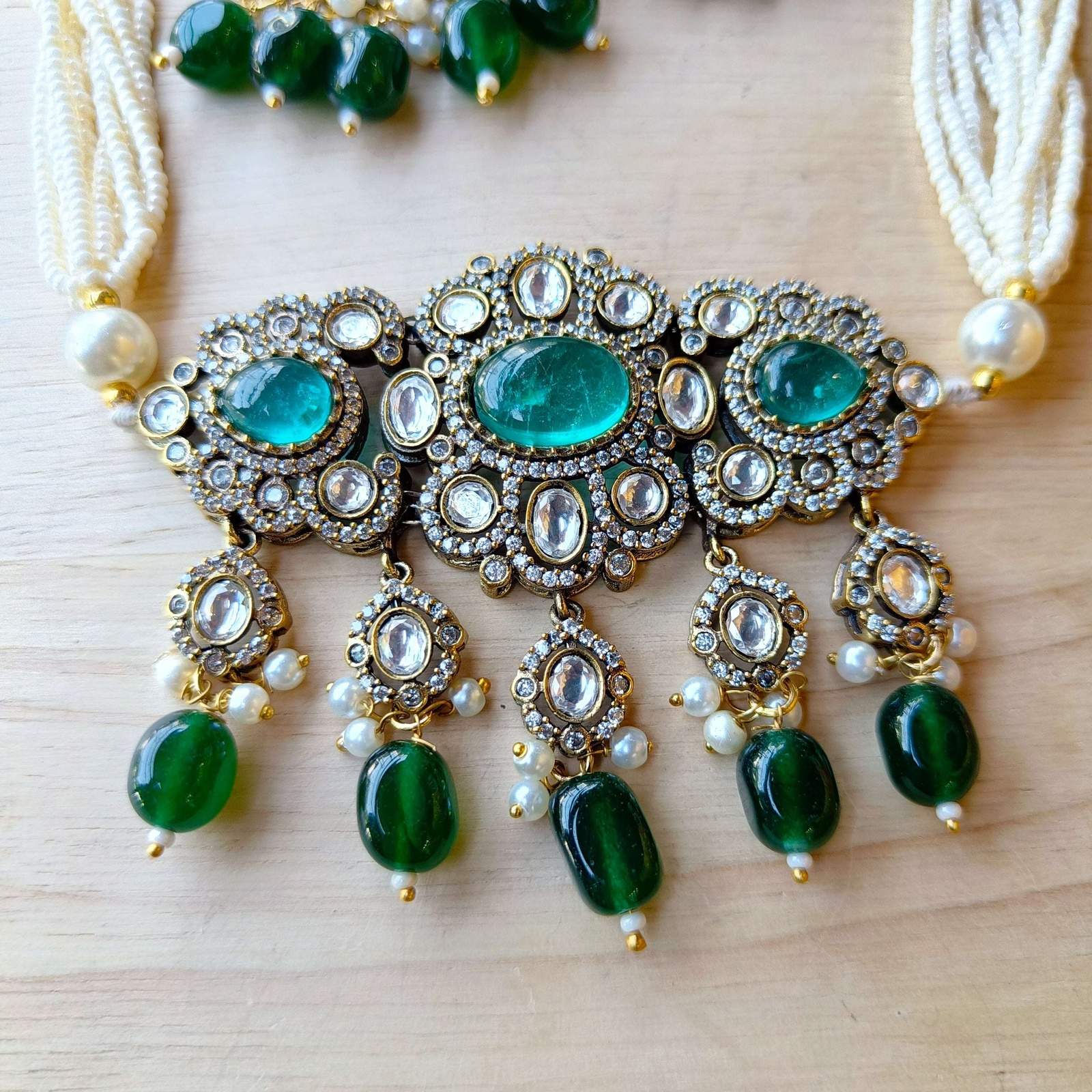 Nayaab saba choker