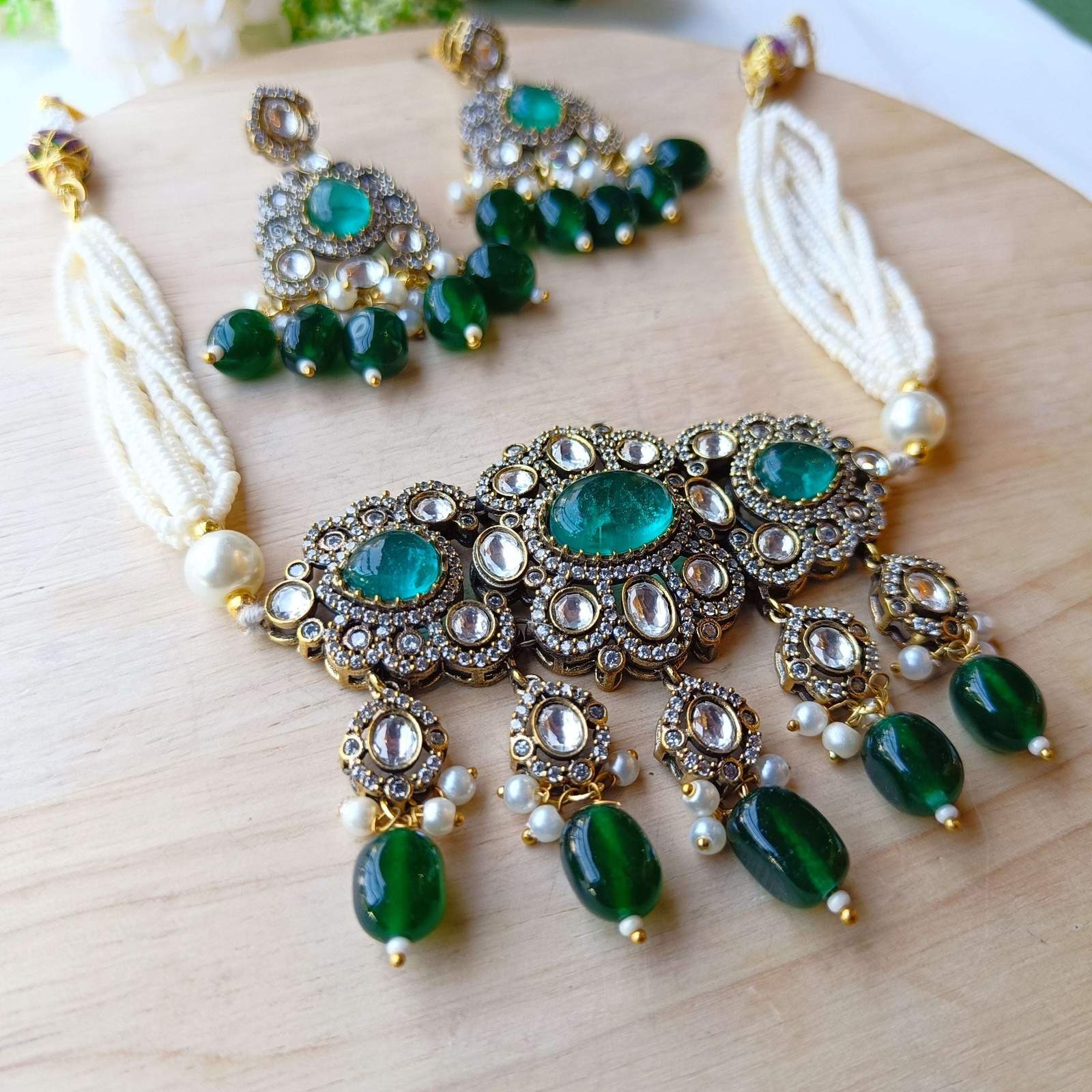 Nayaab saba choker