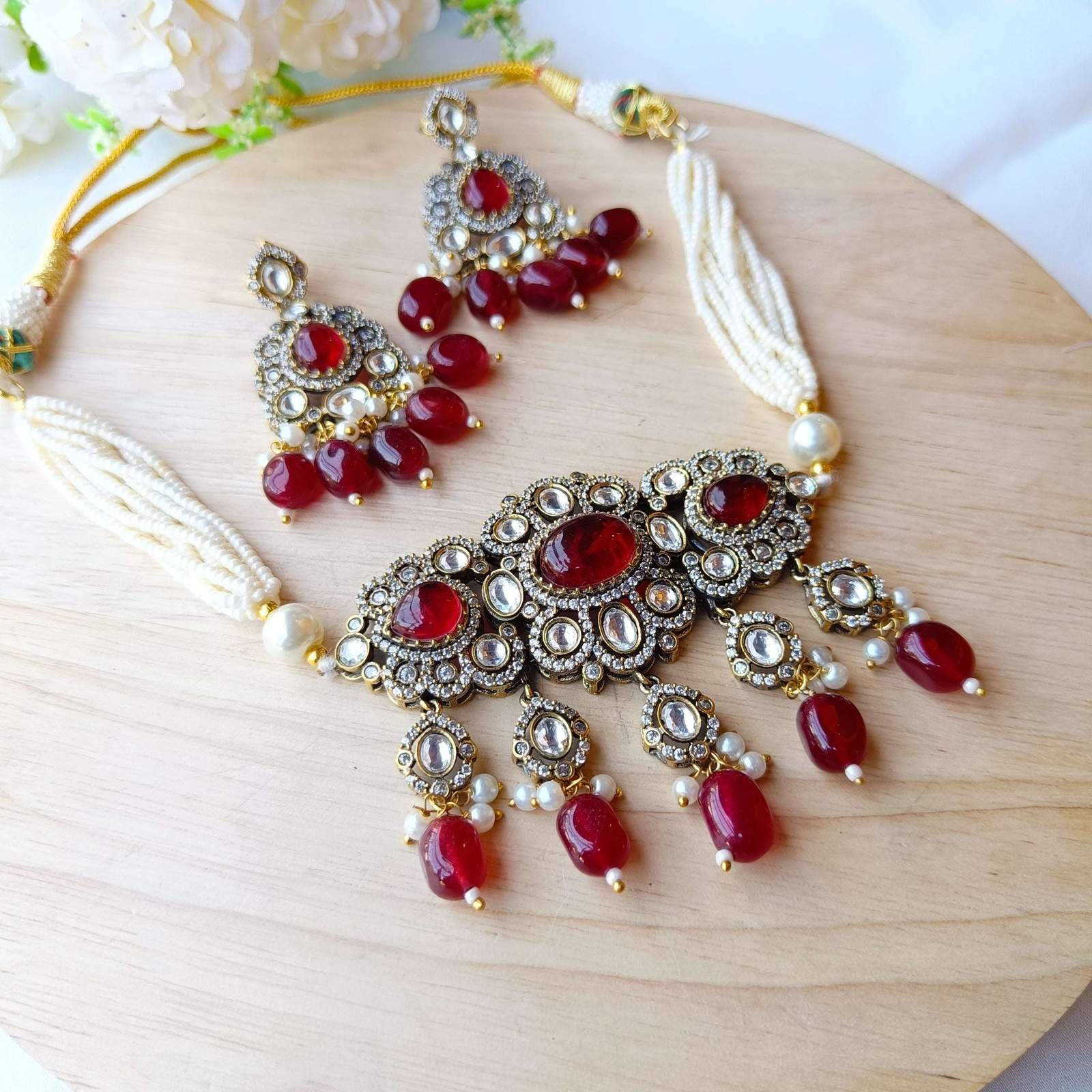 Nayaab saba choker