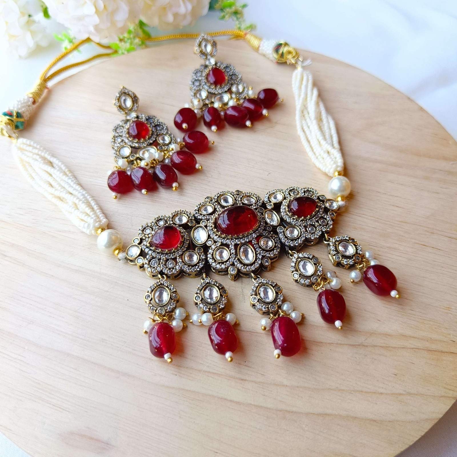 Nayaab saba choker