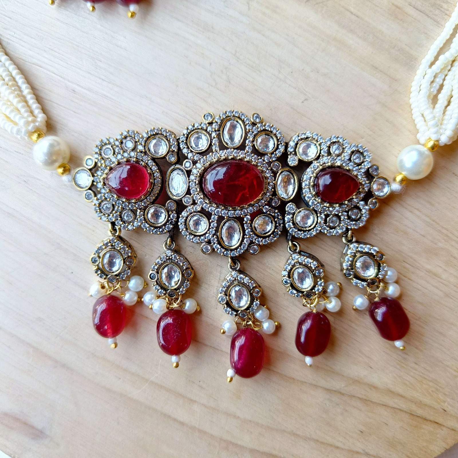 Nayaab saba choker