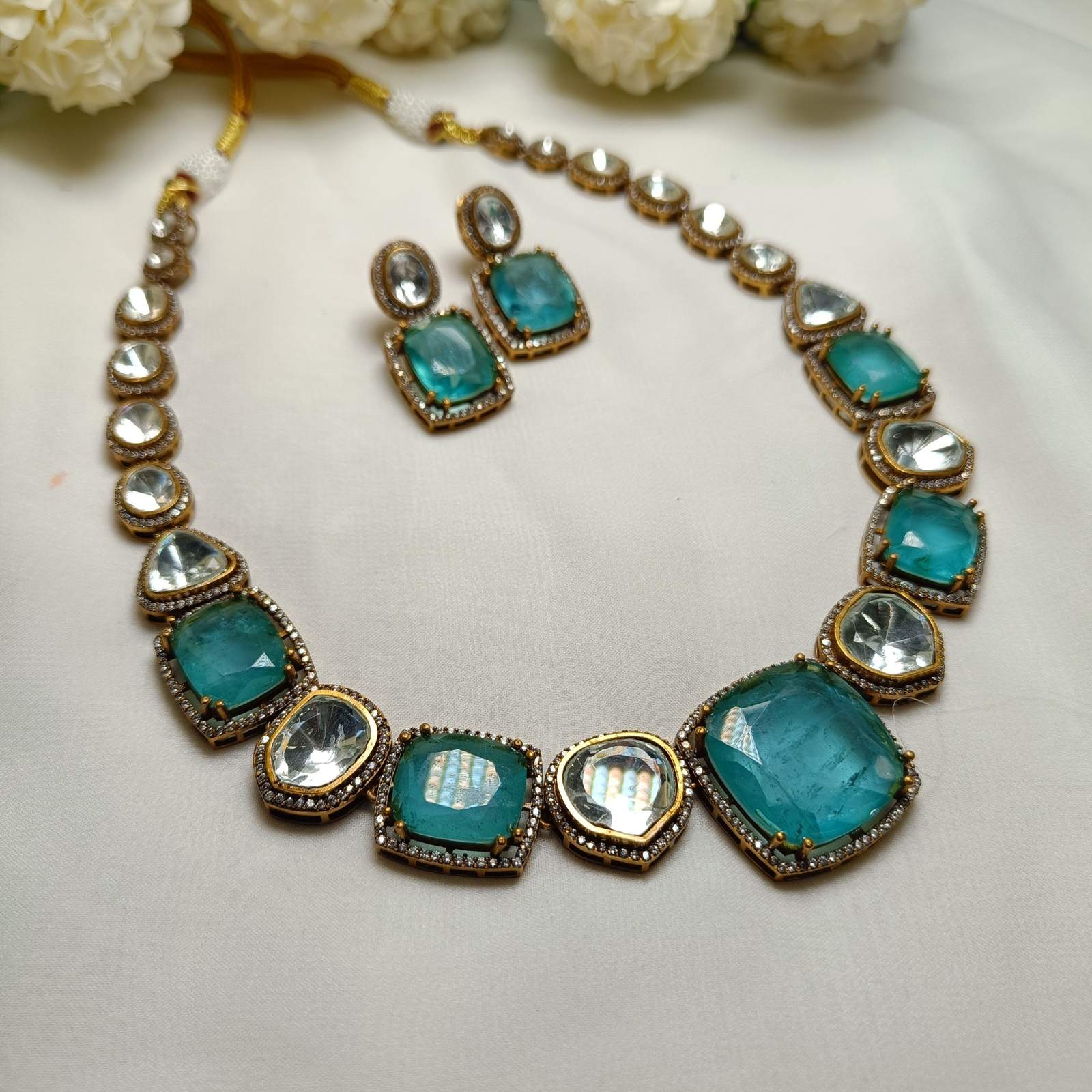 Nayaab Jasmine neckpiece