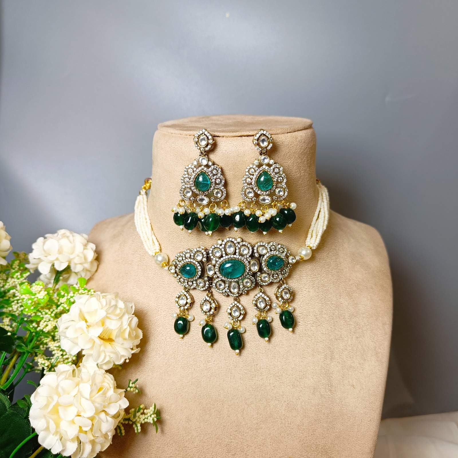 Nayaab saba choker