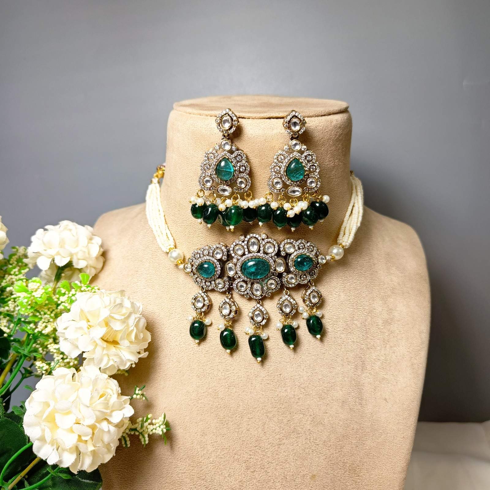 Nayaab saba choker