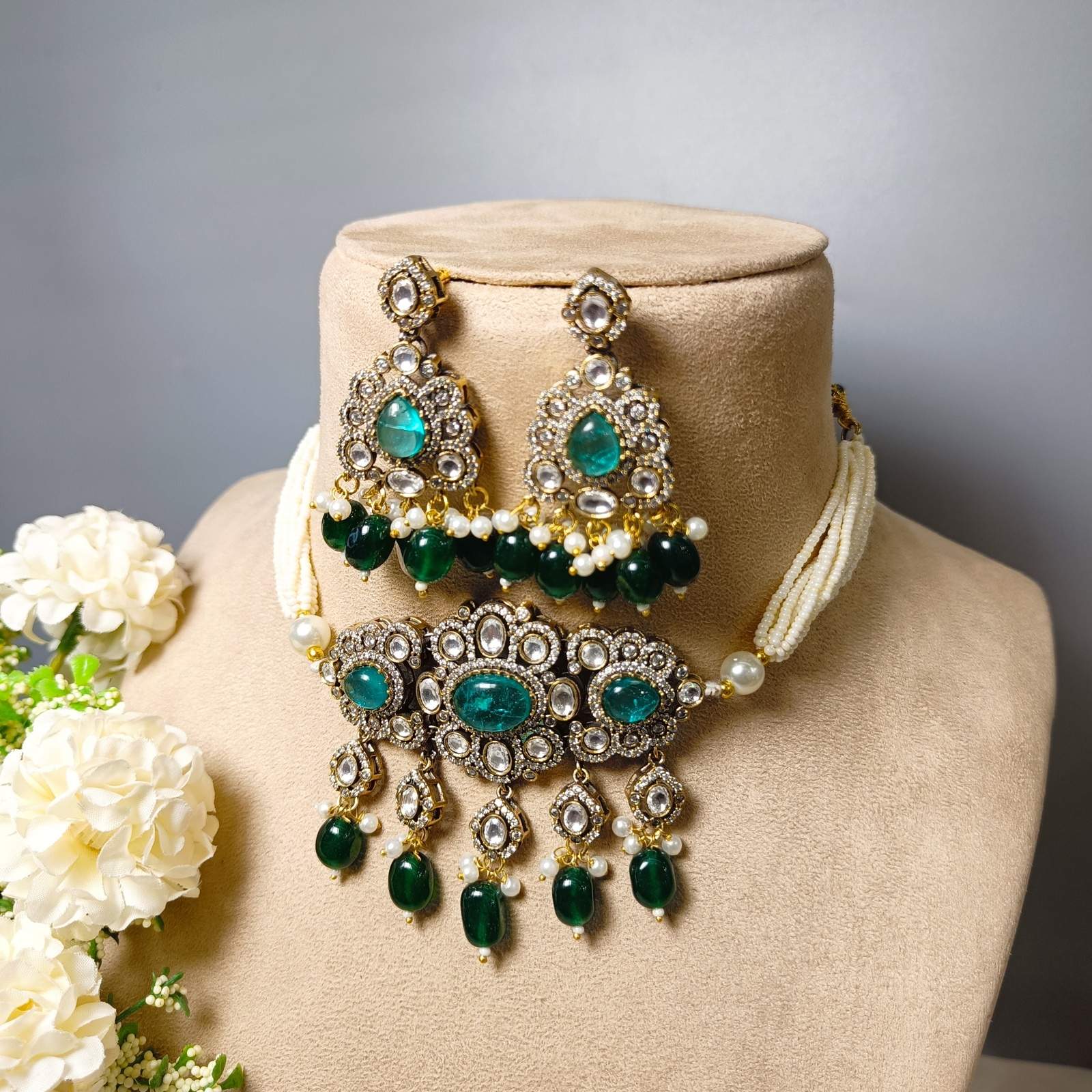 Nayaab saba choker