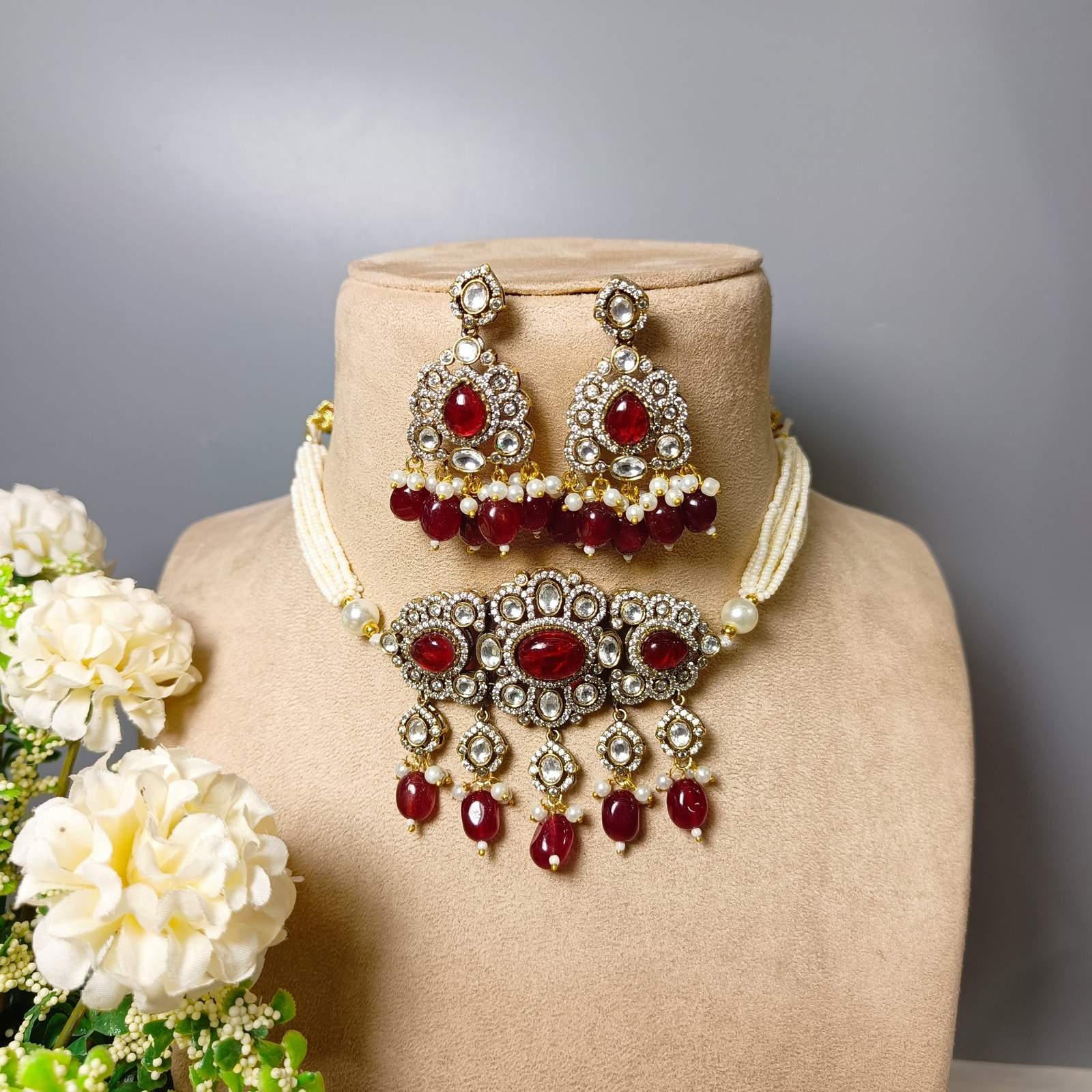 Nayaab saba choker