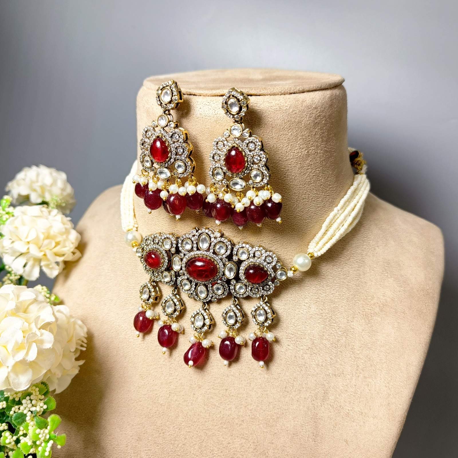 Nayaab saba choker