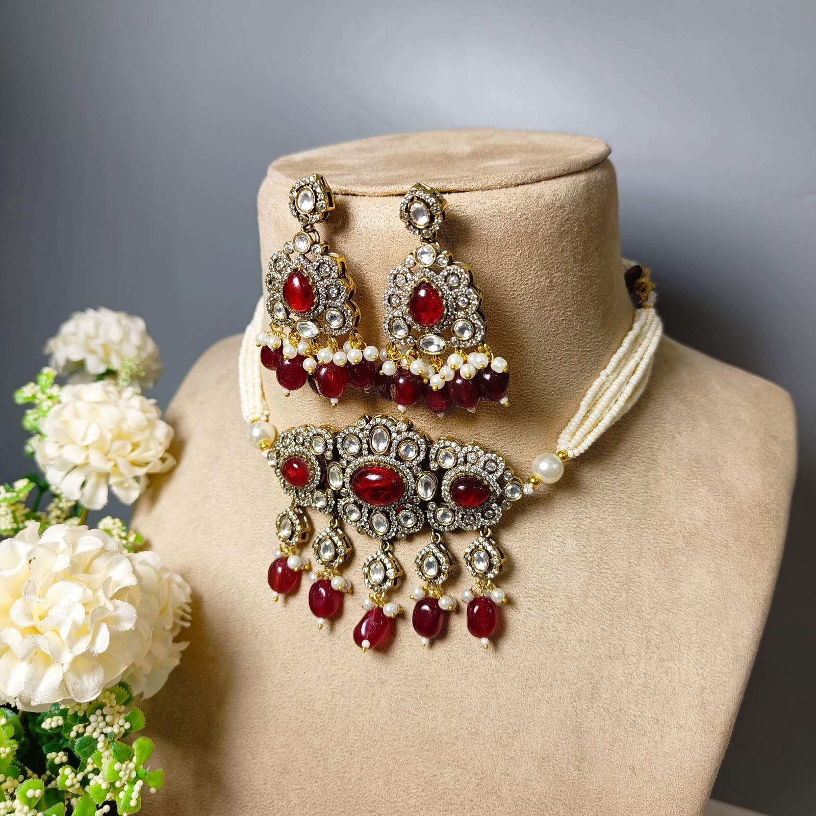 Nayaab saba choker