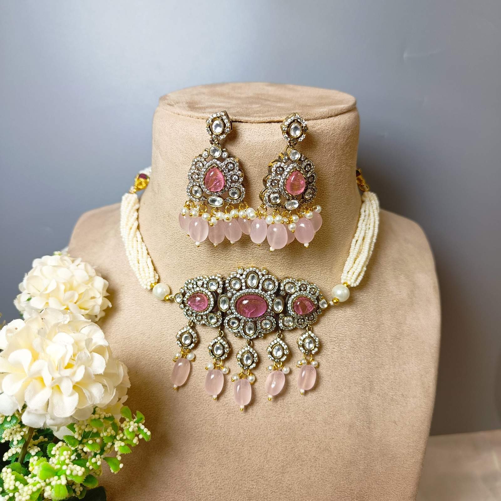 Nayaab saba choker