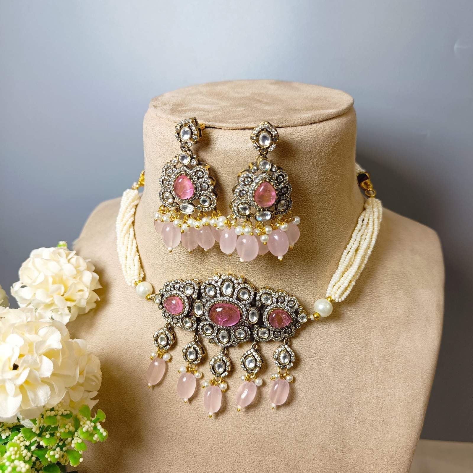 Nayaab saba choker