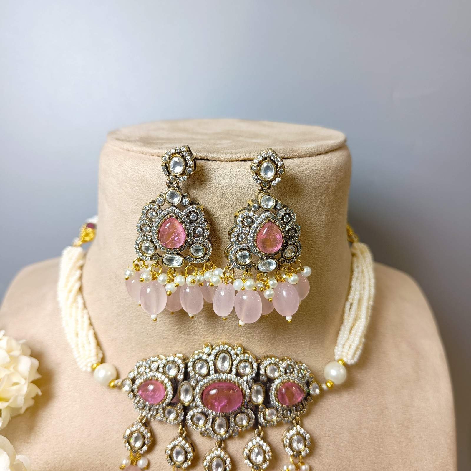 Nayaab saba choker