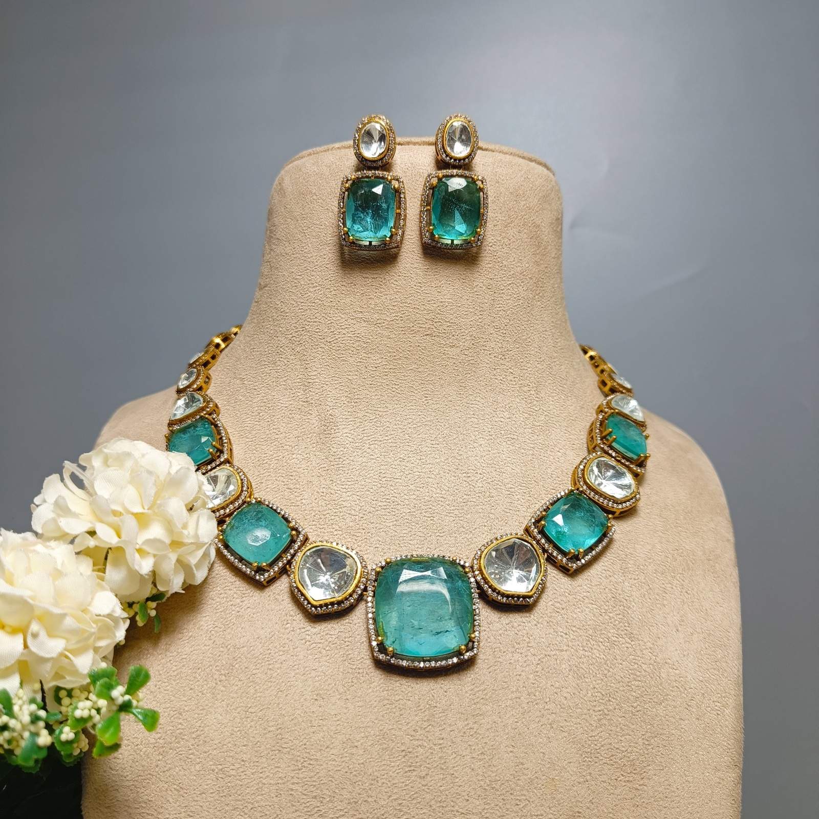 Nayaab Jasmine neckpiece
