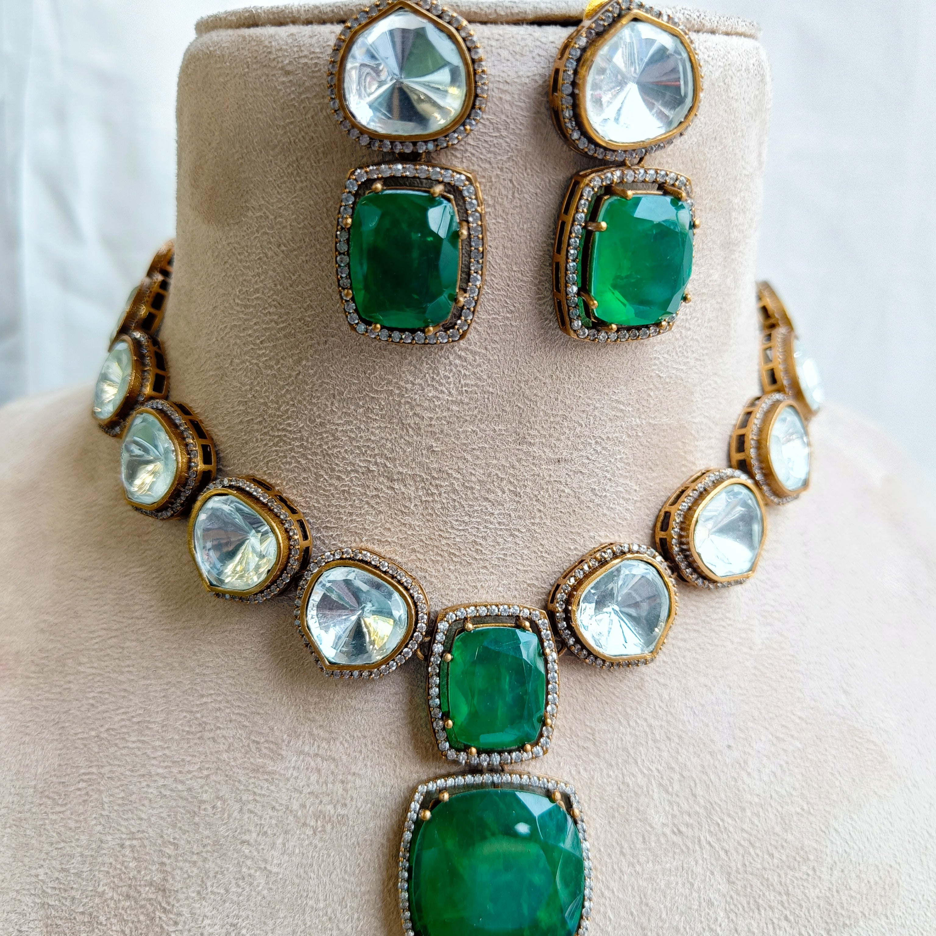 Nayaab Noor neckpiece