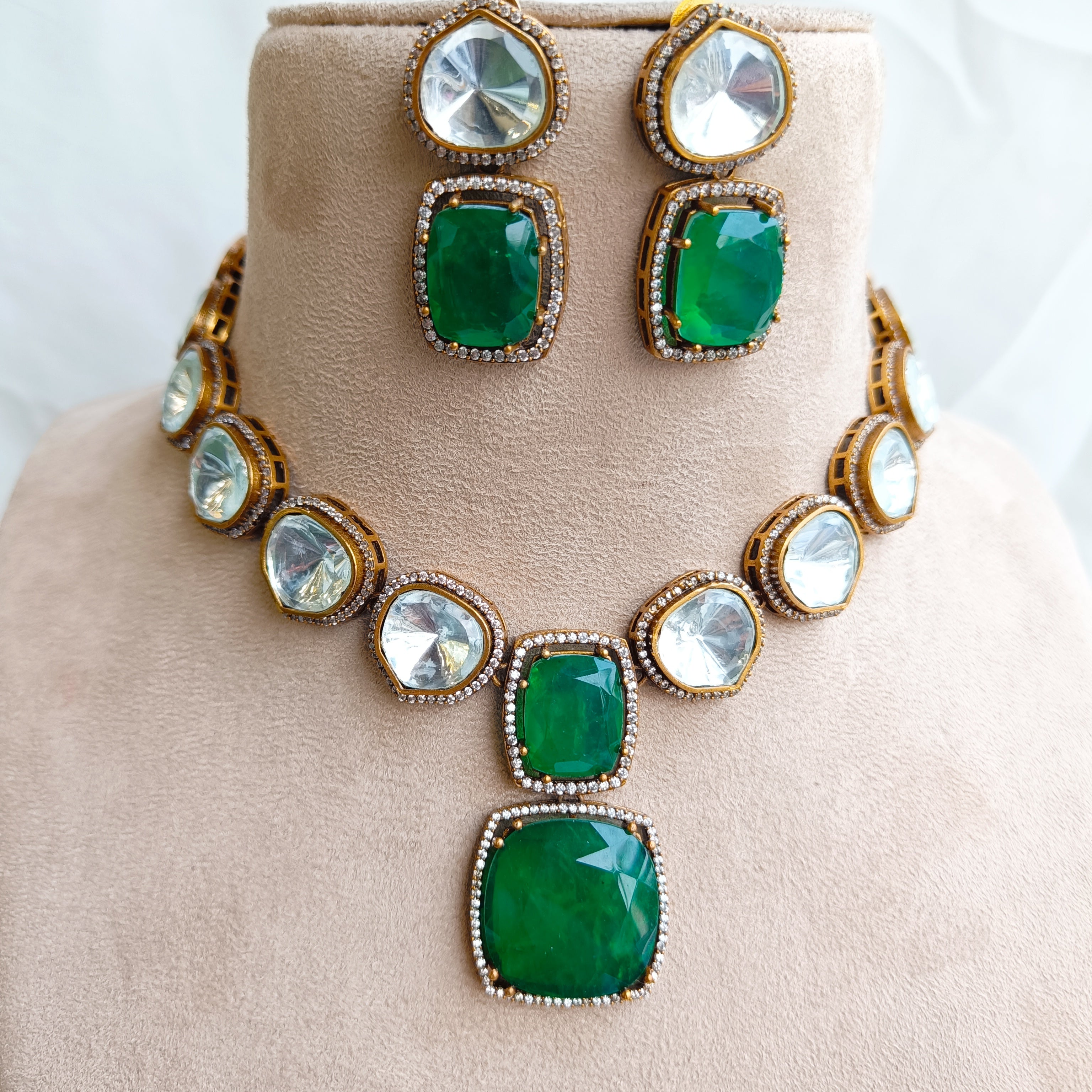 Nayaab Noor neckpiece