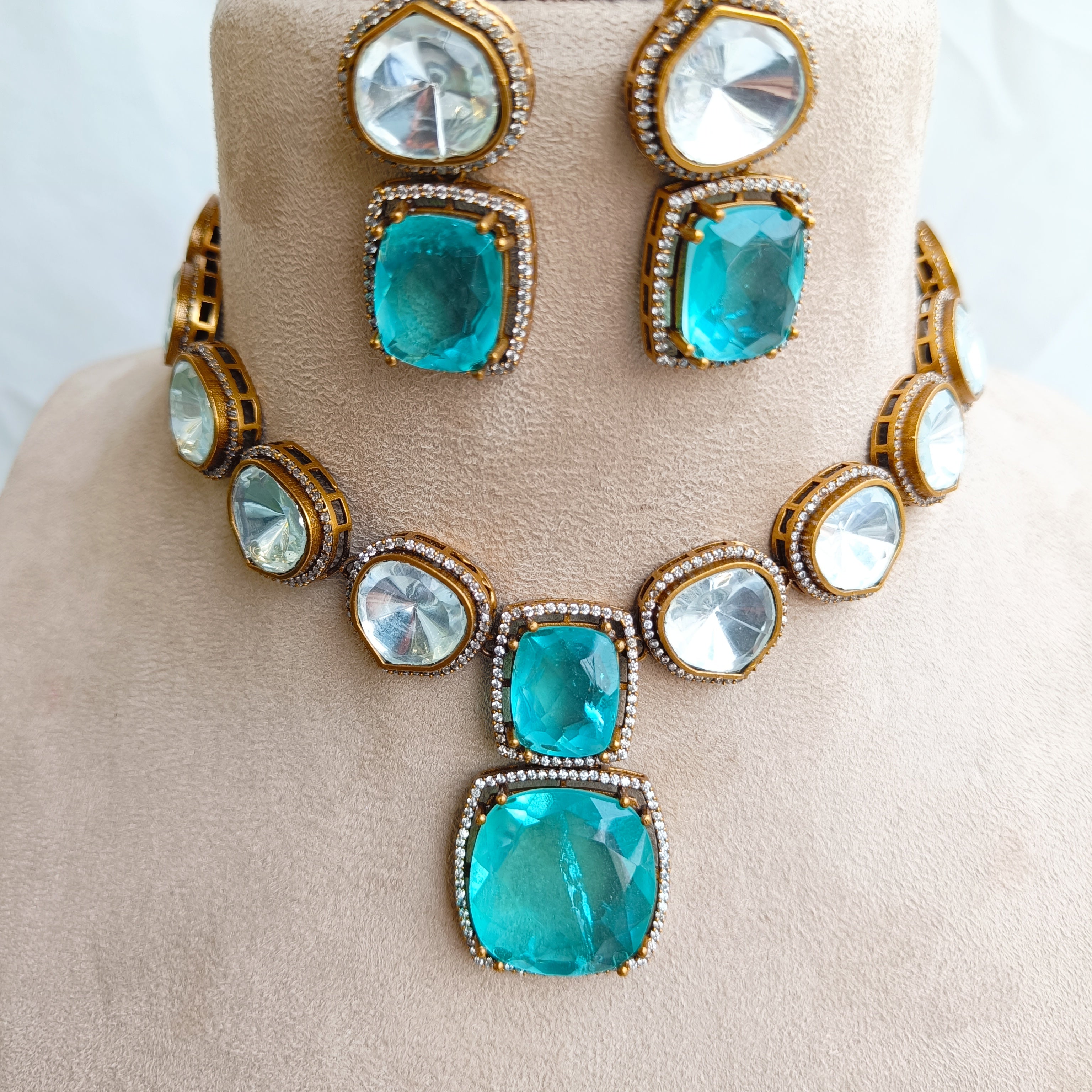 Nayaab Noor neckpiece