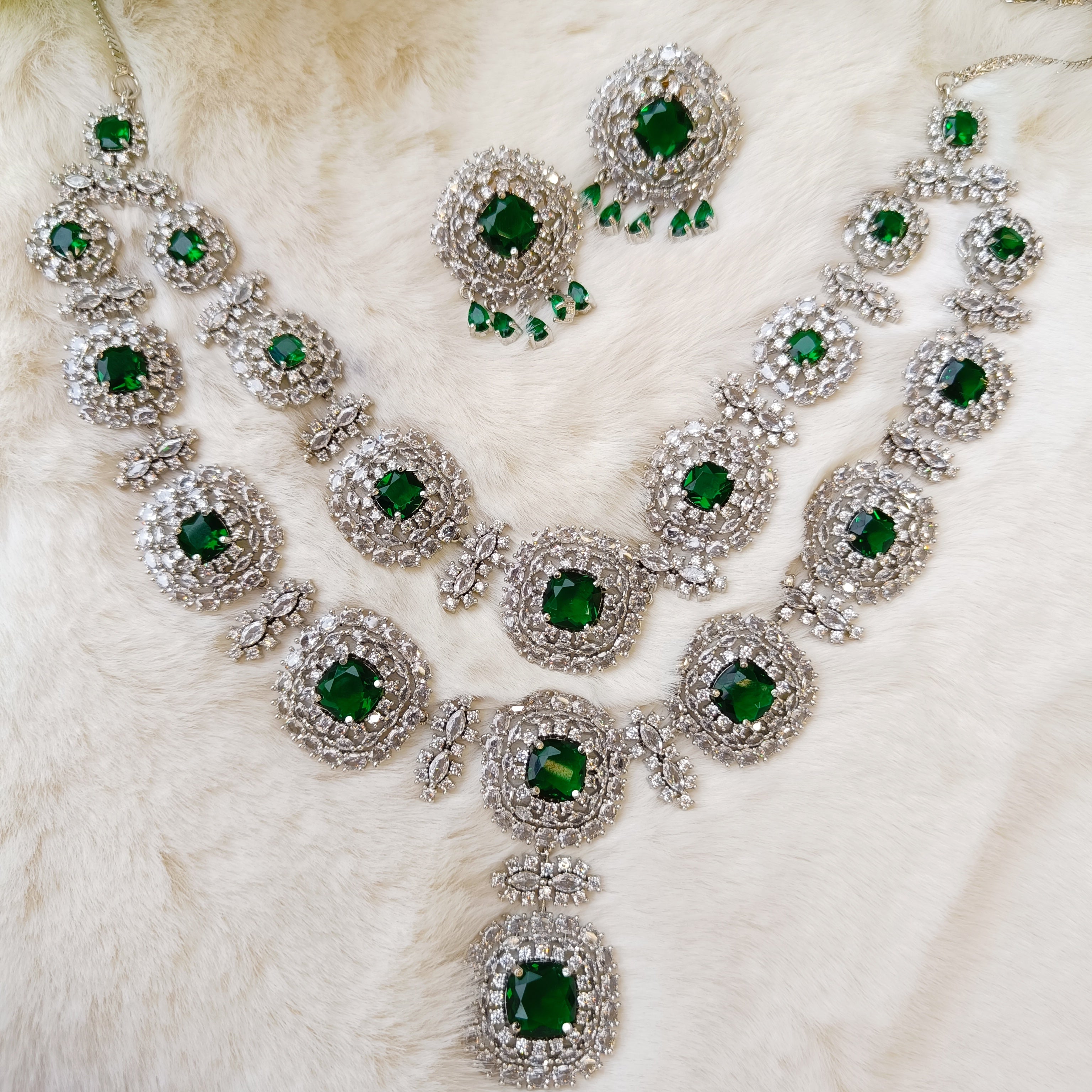 Zoya ad Neckpiece