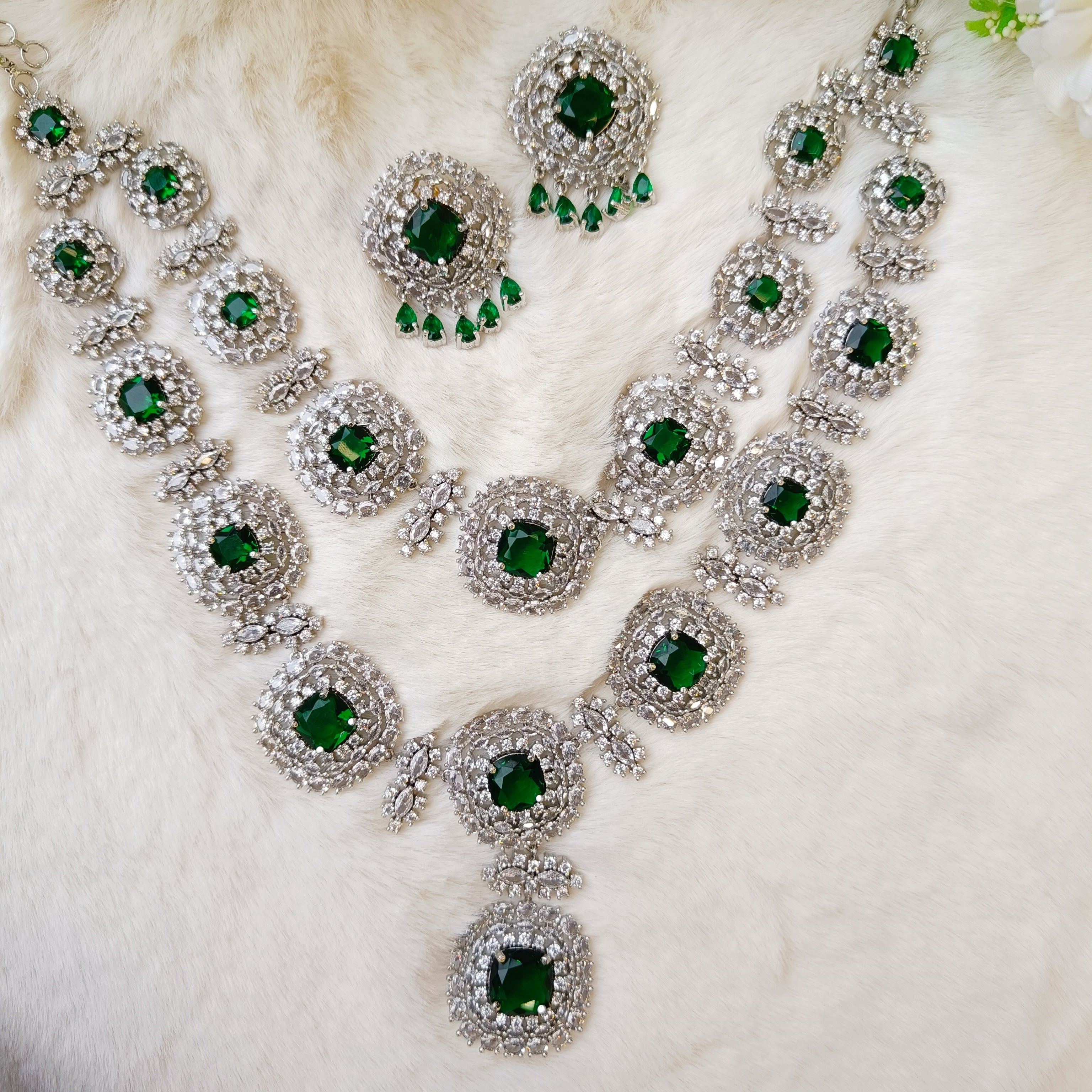 Zoya ad Neckpiece