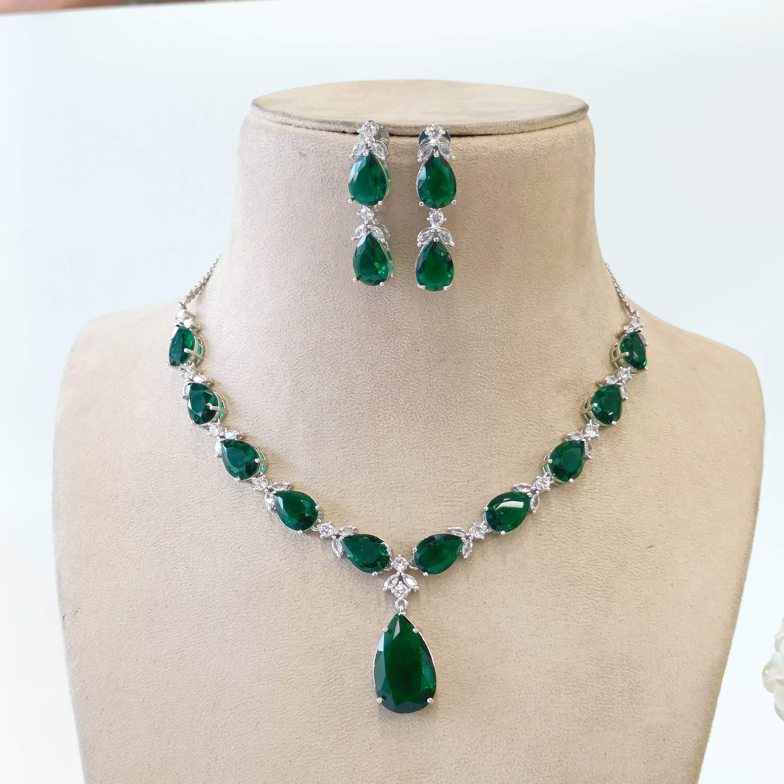 Ad Kiara emerald neckpiece 02