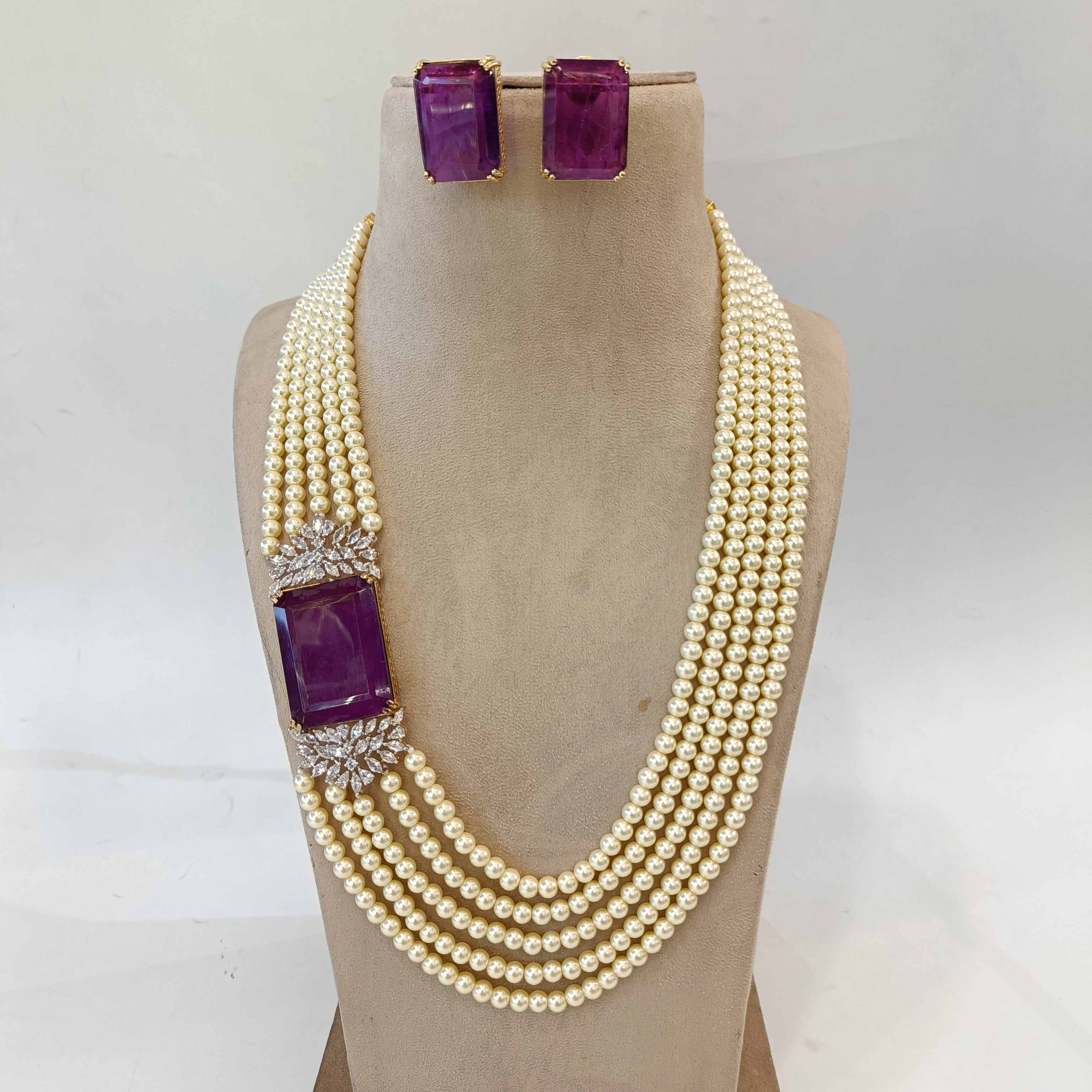 Nayaab Romy Pearl Neckpiece