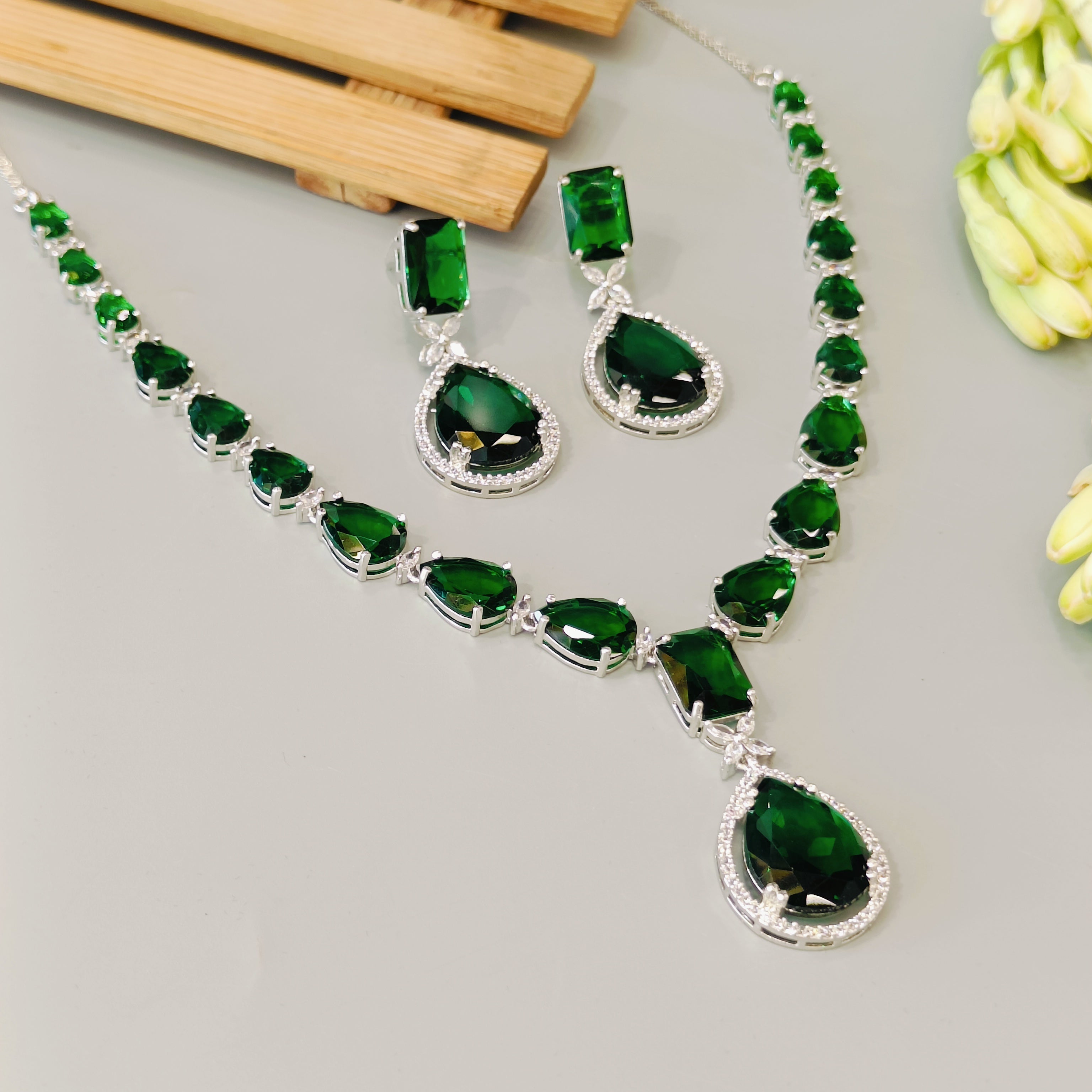 kiara emerald ad Neckpiece