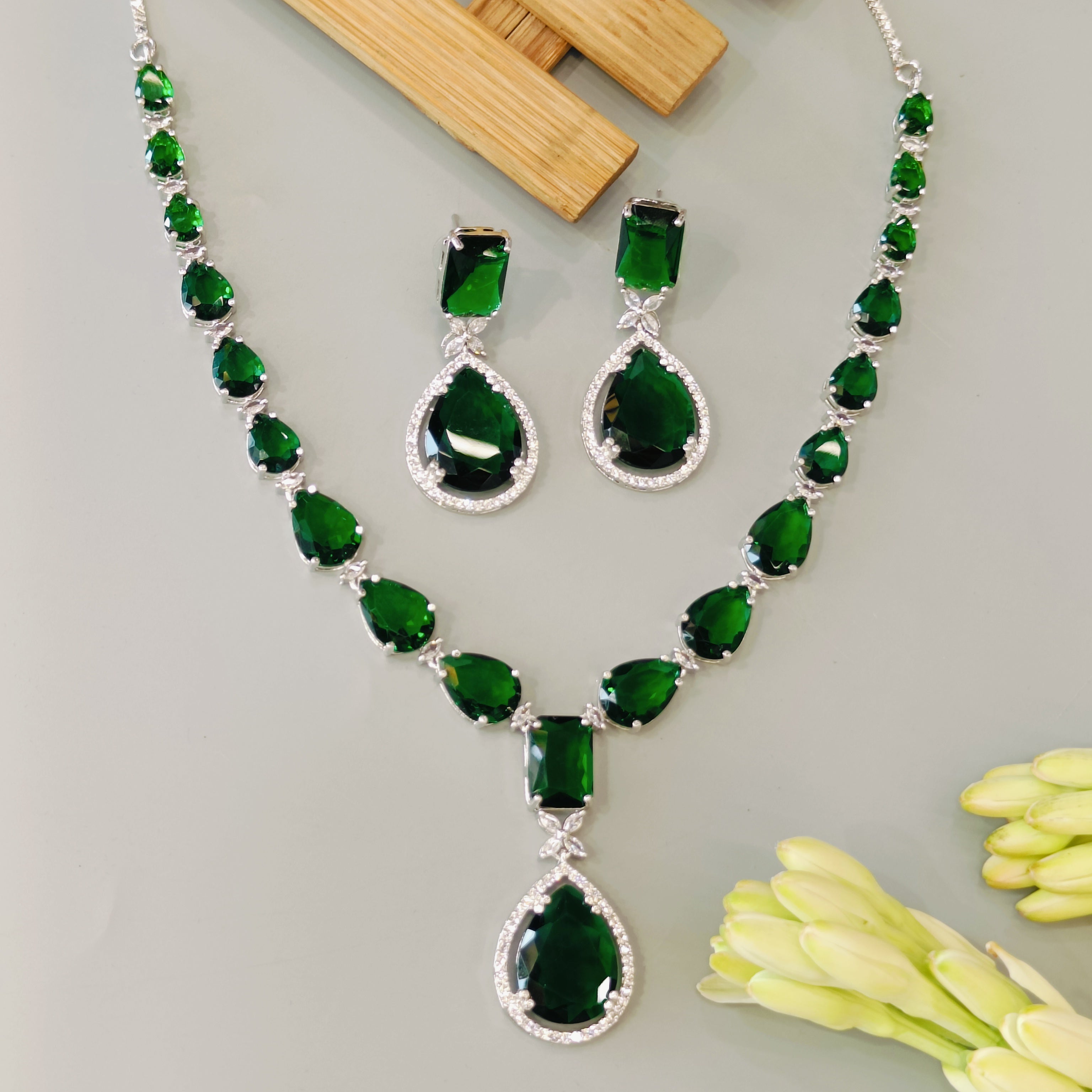 kiara emerald ad Neckpiece