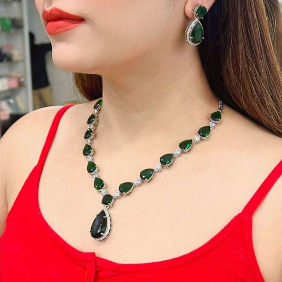 VS kiara emerald ad Neckpiece
