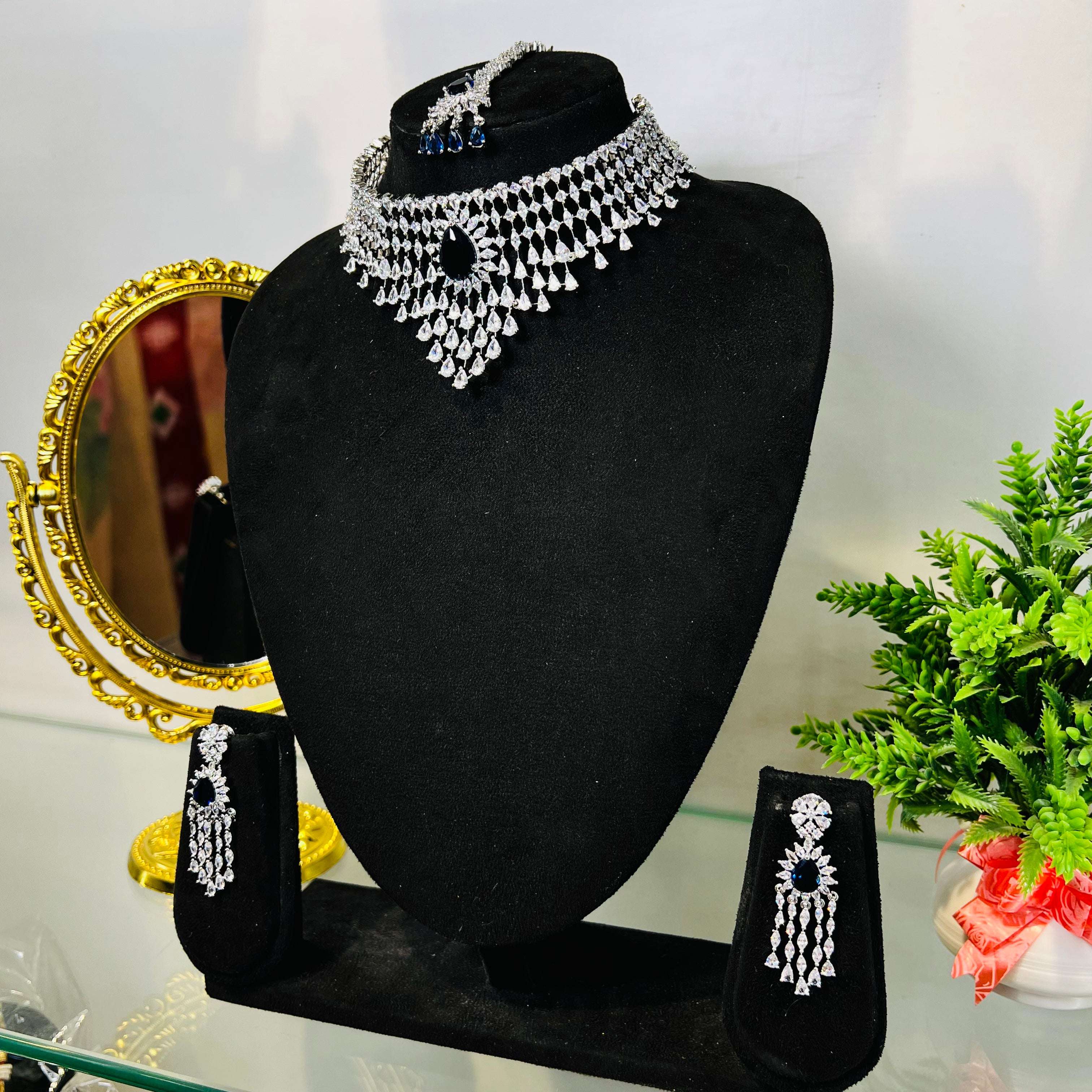 Ad noora choker
