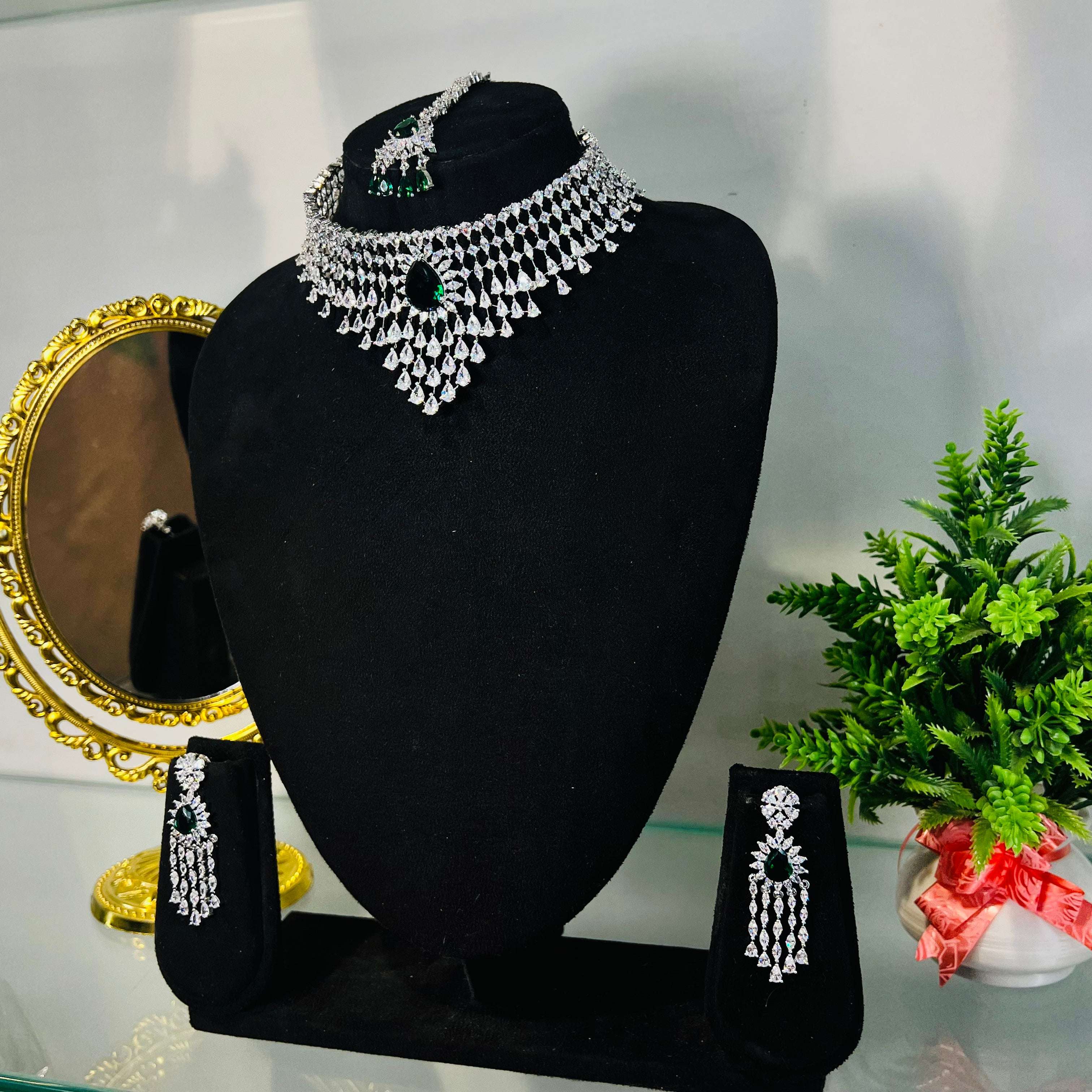 Ad noora choker