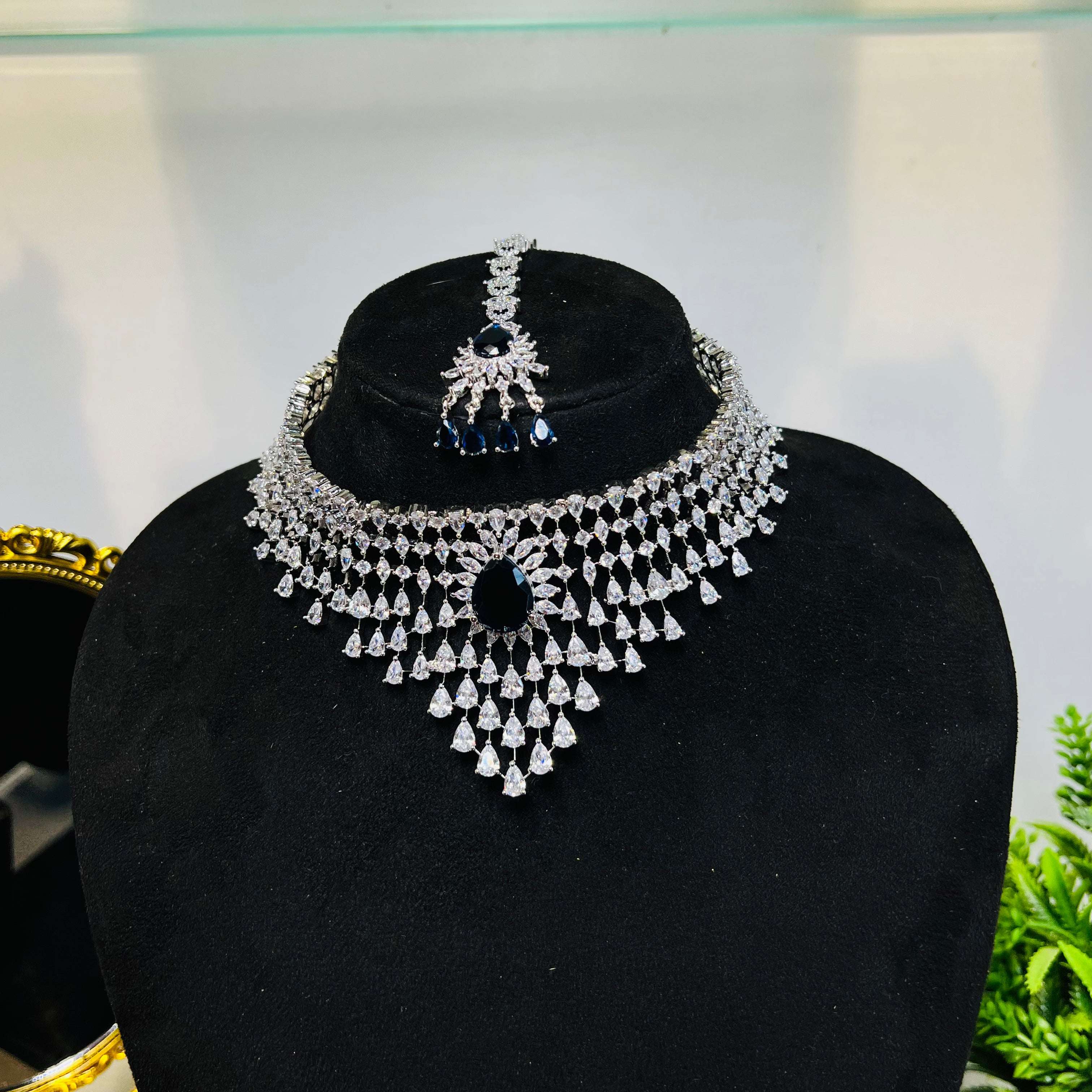 Ad noora choker