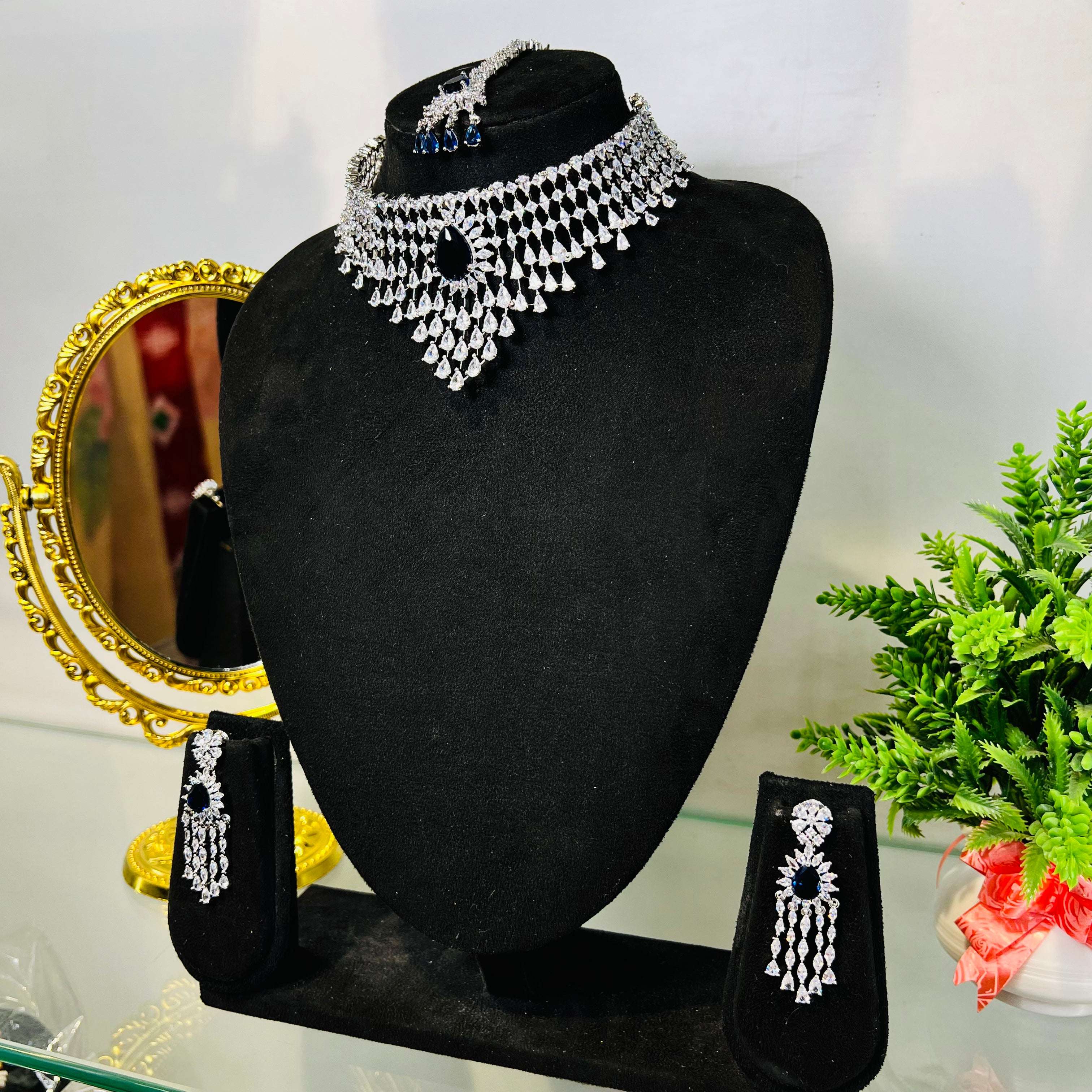 Ad noora choker