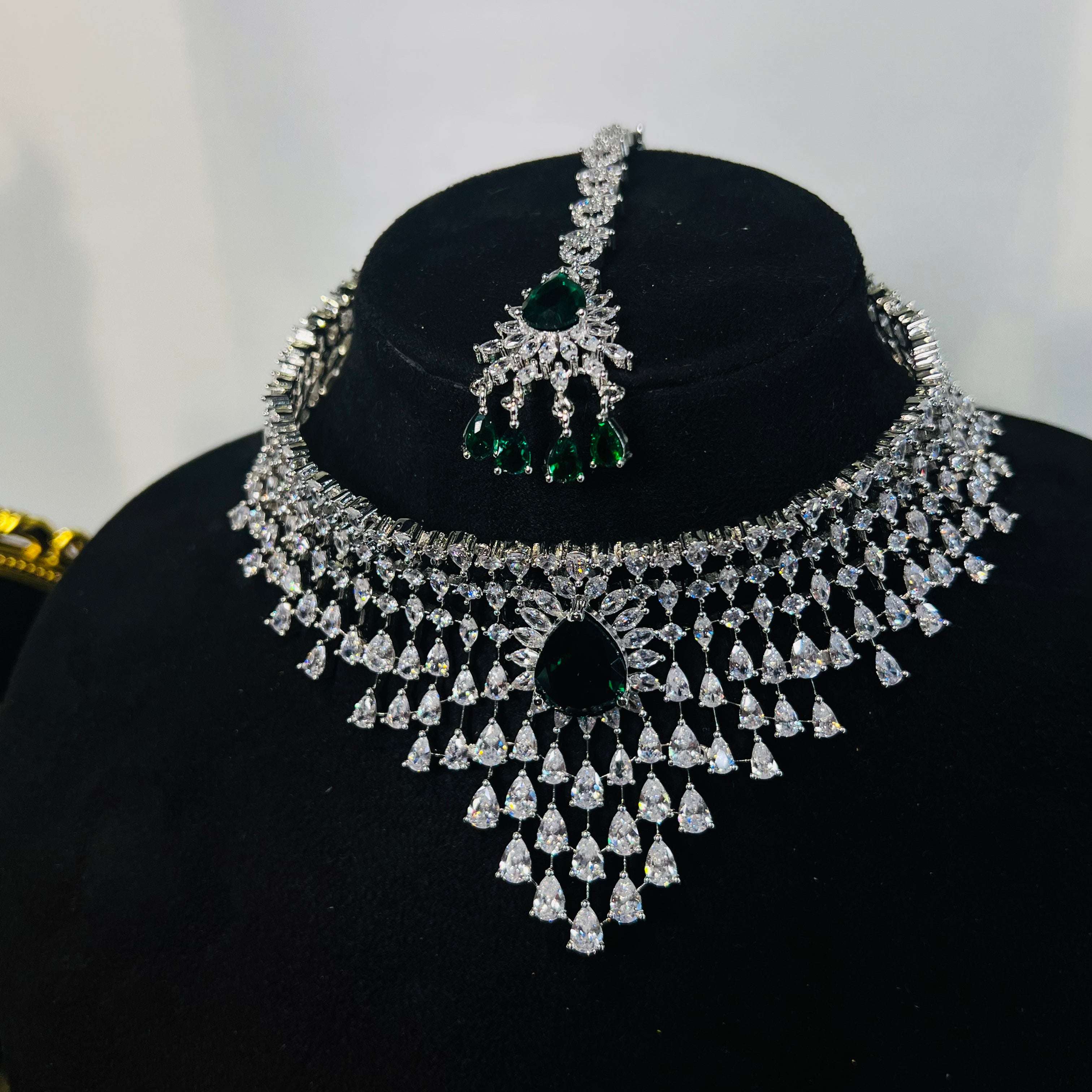 Ad noora choker