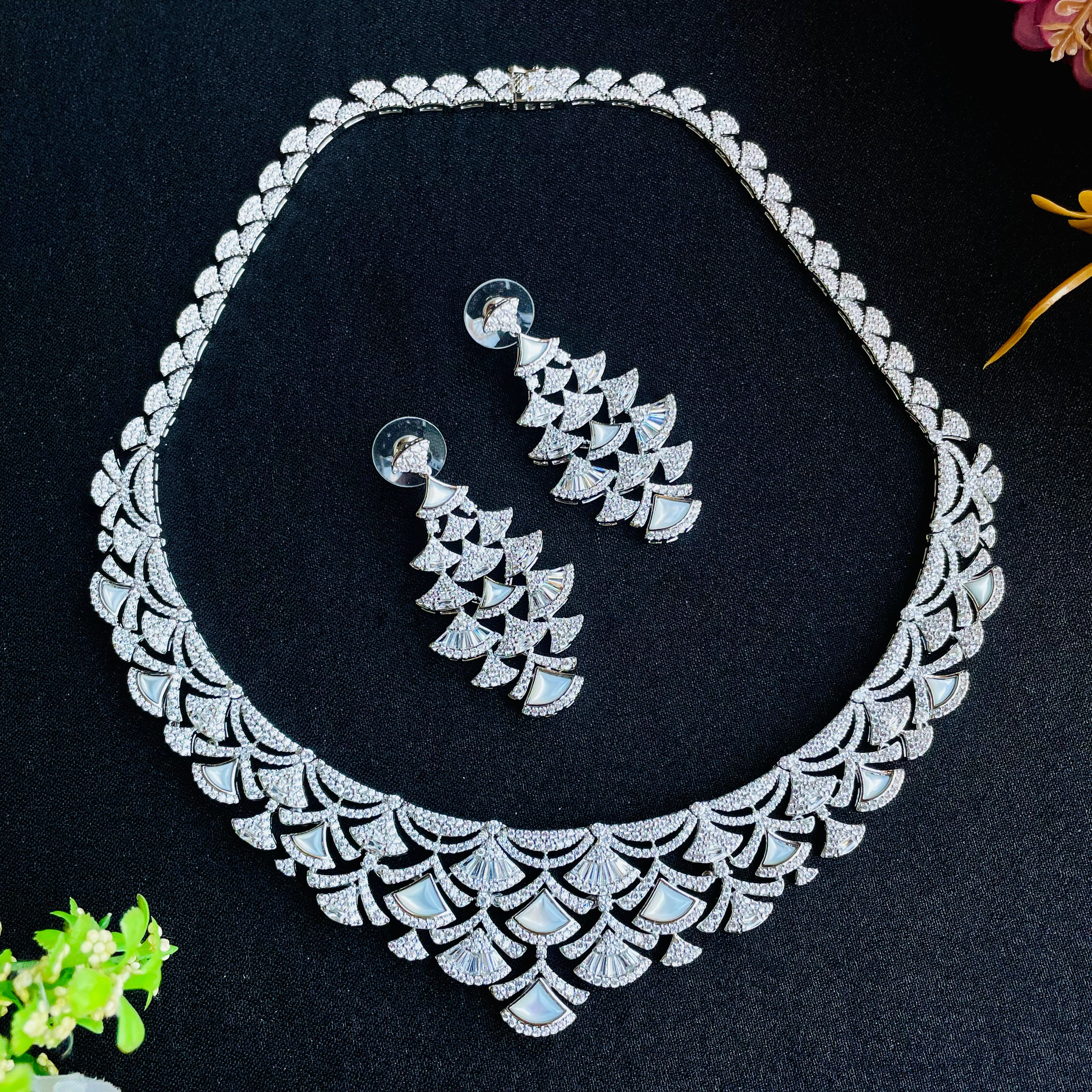 Ad Ivy Neckpiece