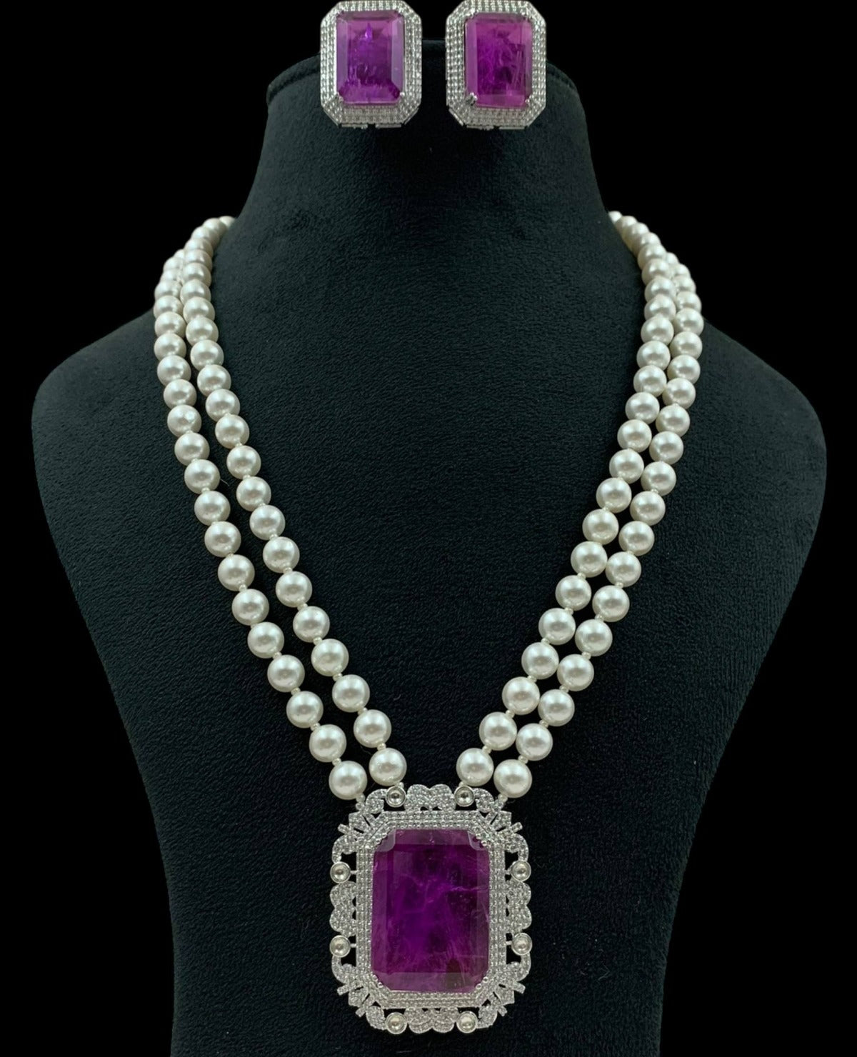 Tanya pearl neckpiece