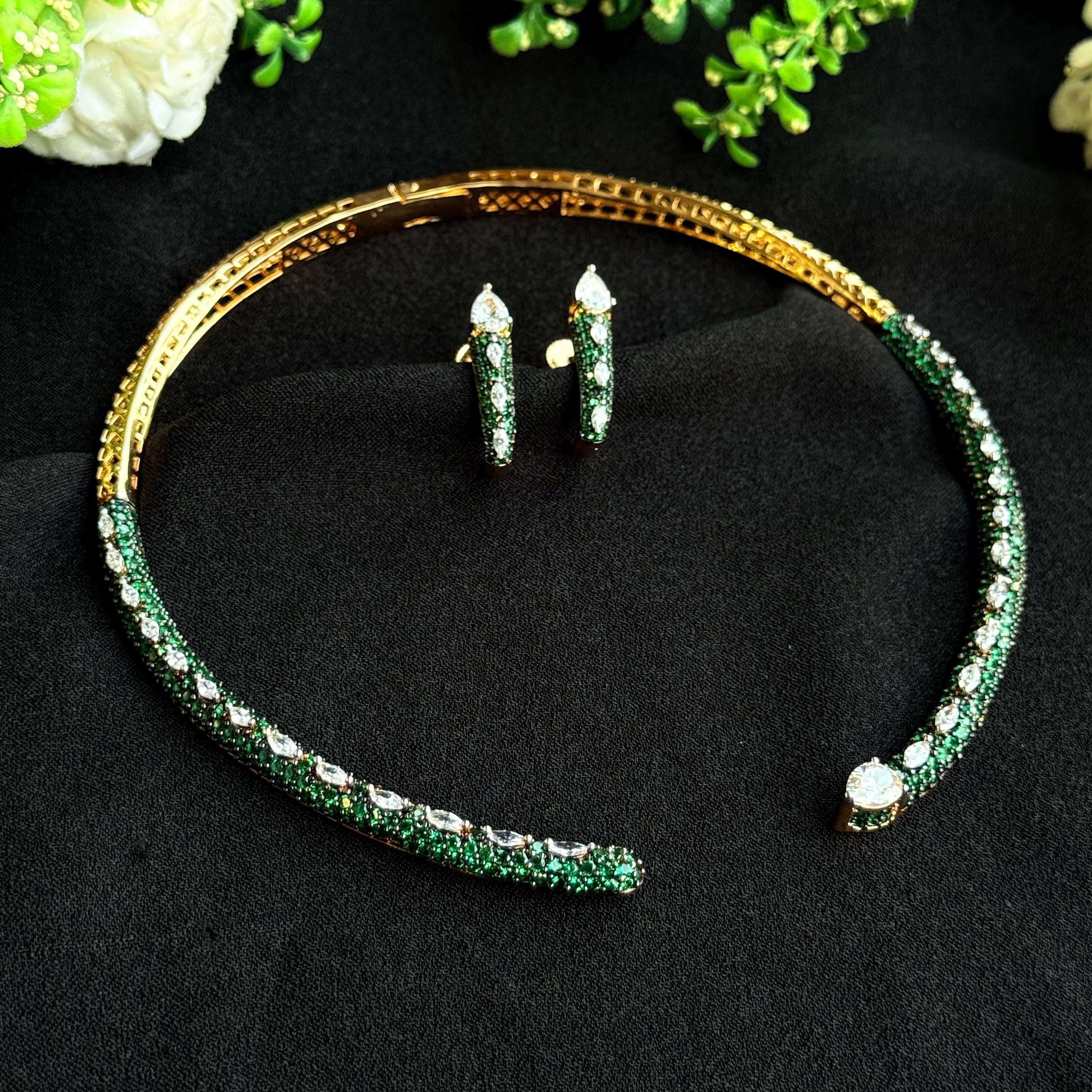 Ad Skylar Hasli Choker