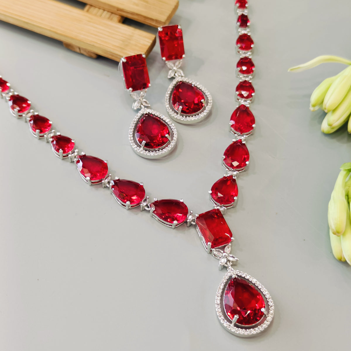 Moira Emerald Ad Neckpiece