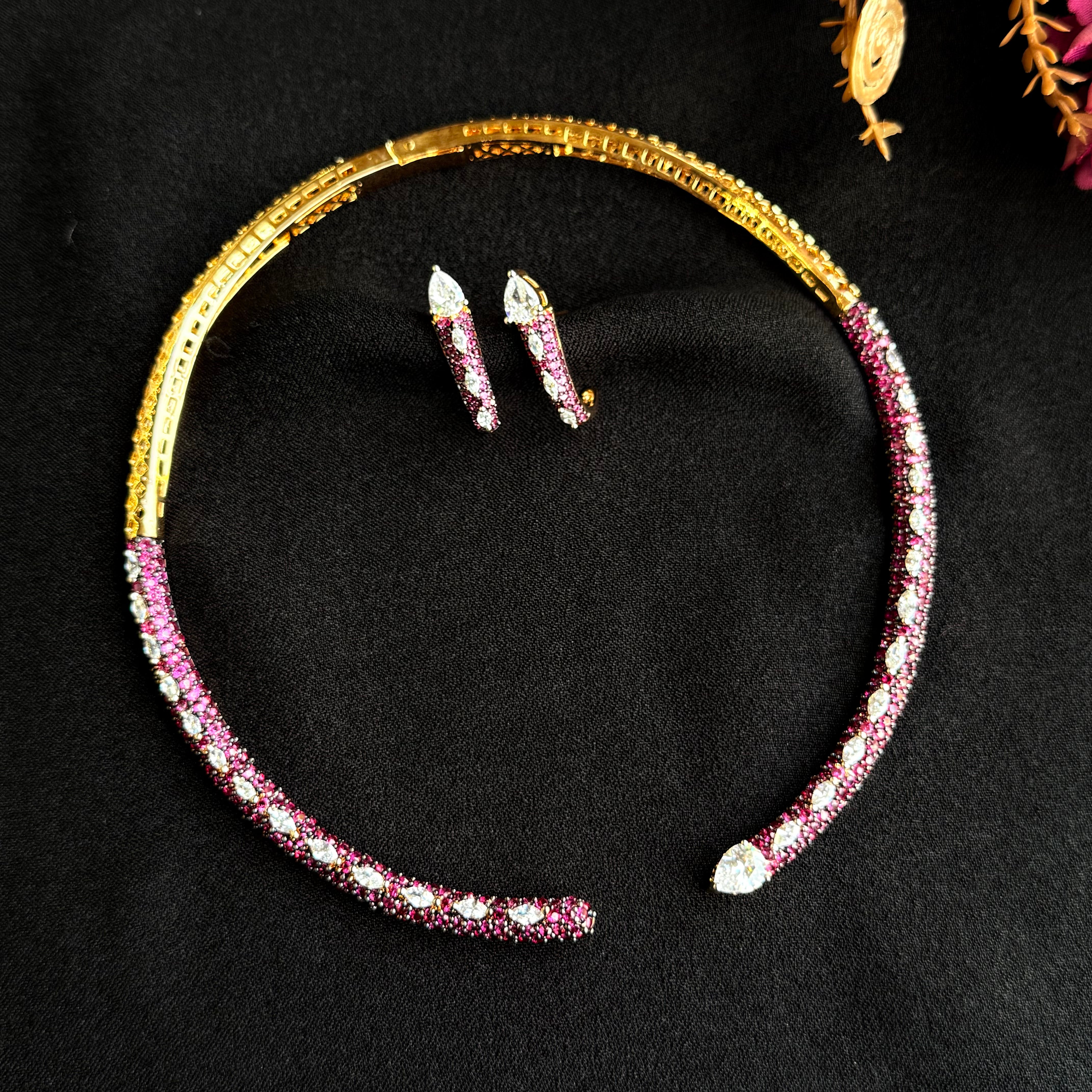 Ad Skylar Hasli Choker