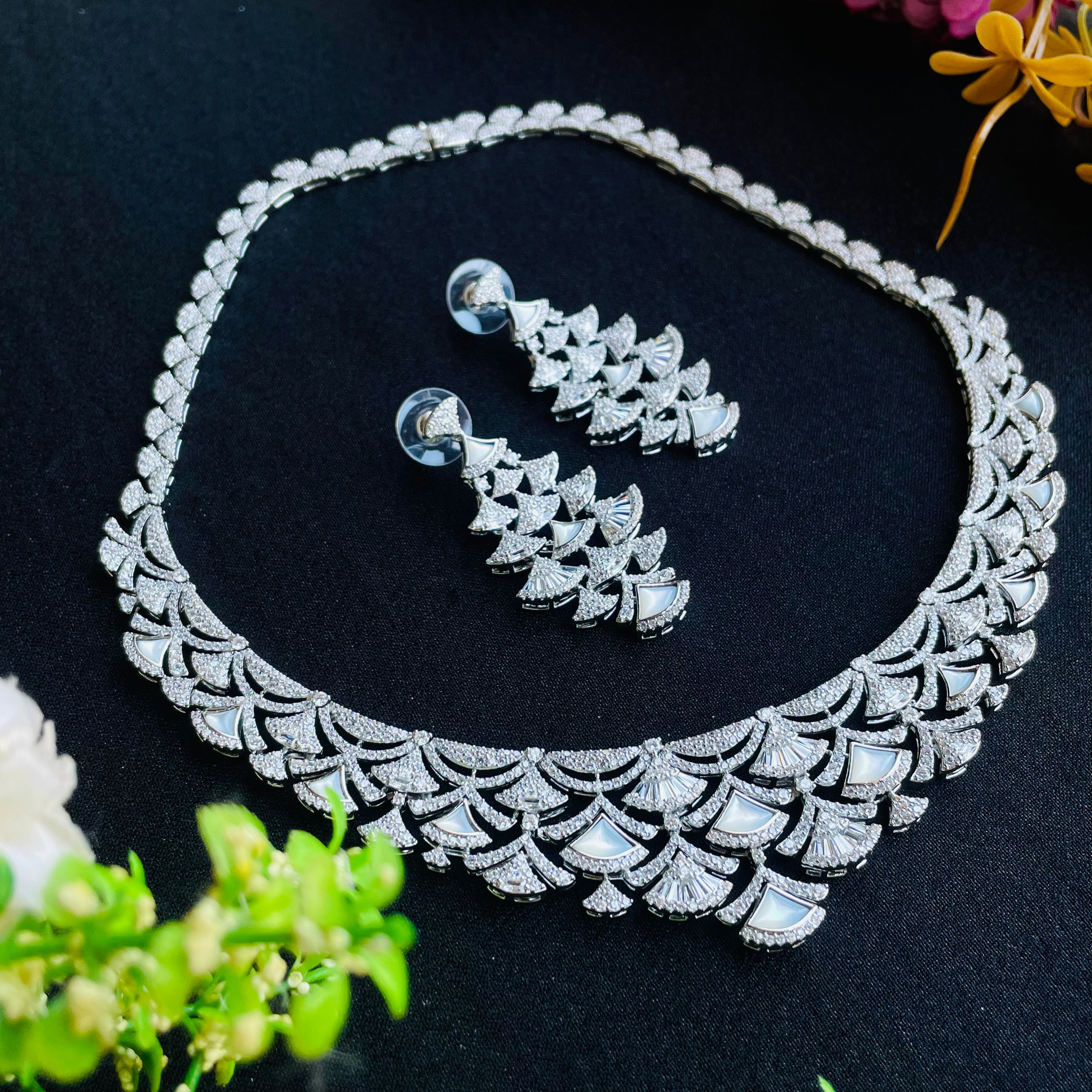 Ad Ivy Neckpiece