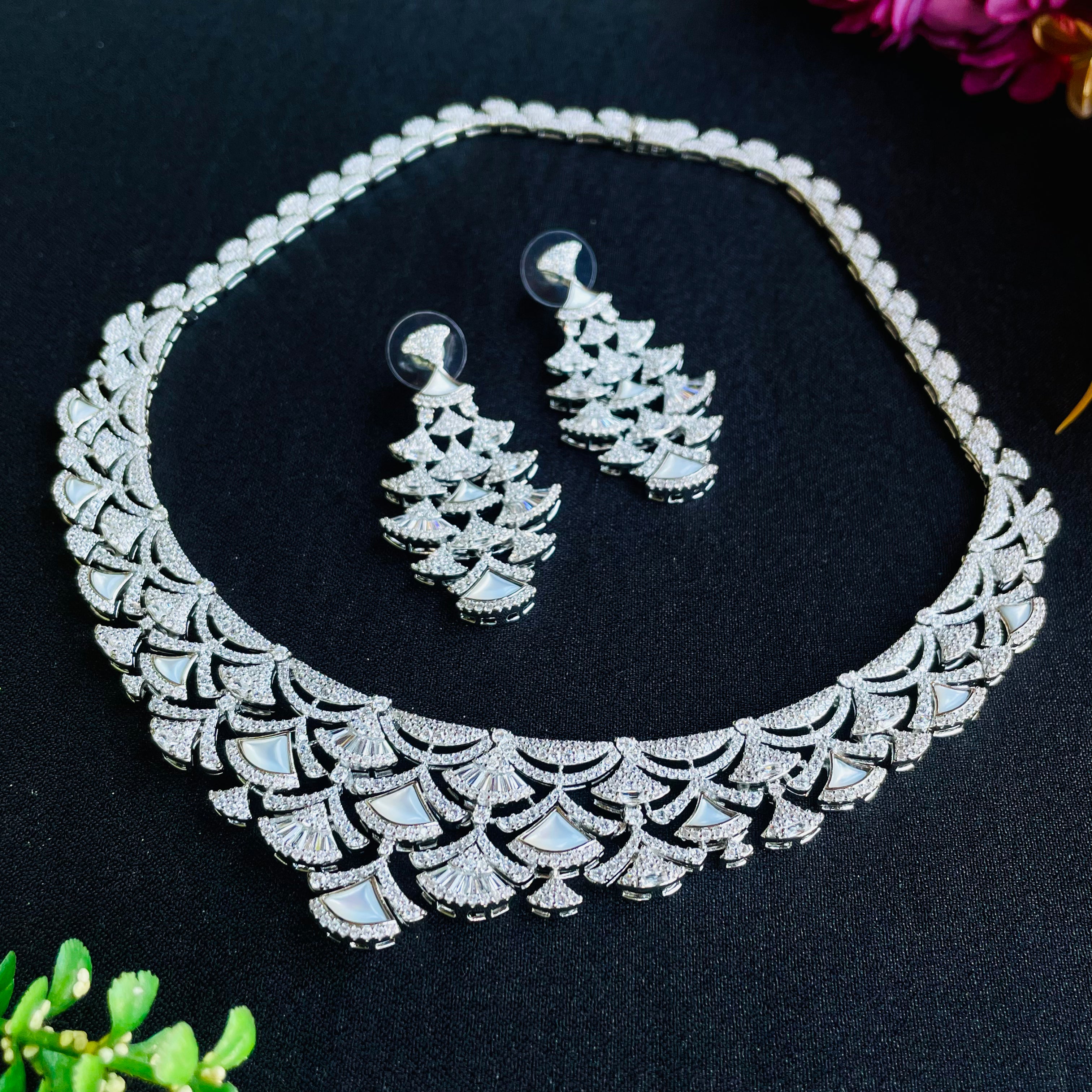 Ad Ivy Neckpiece